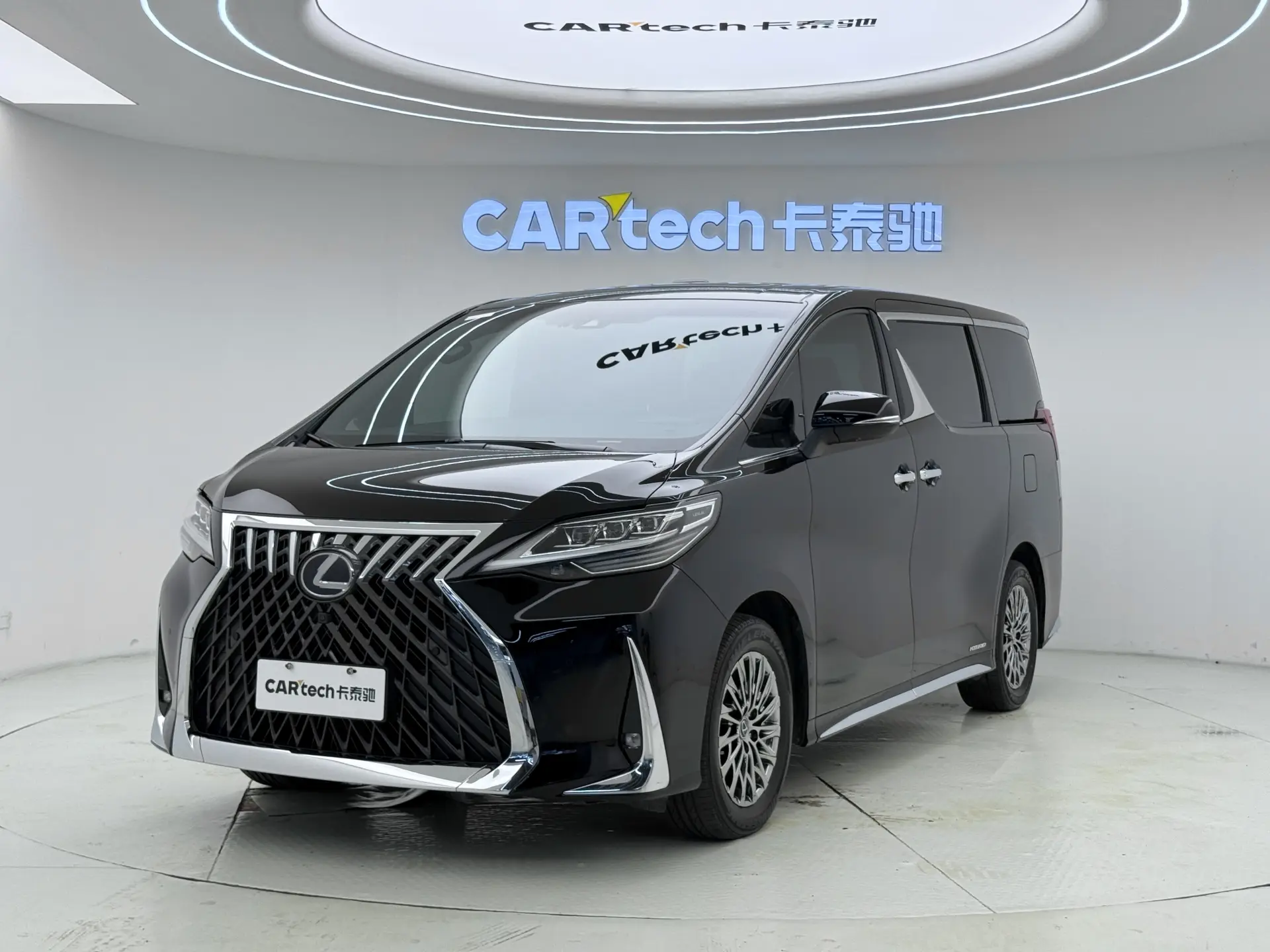 Lexus LM 300h