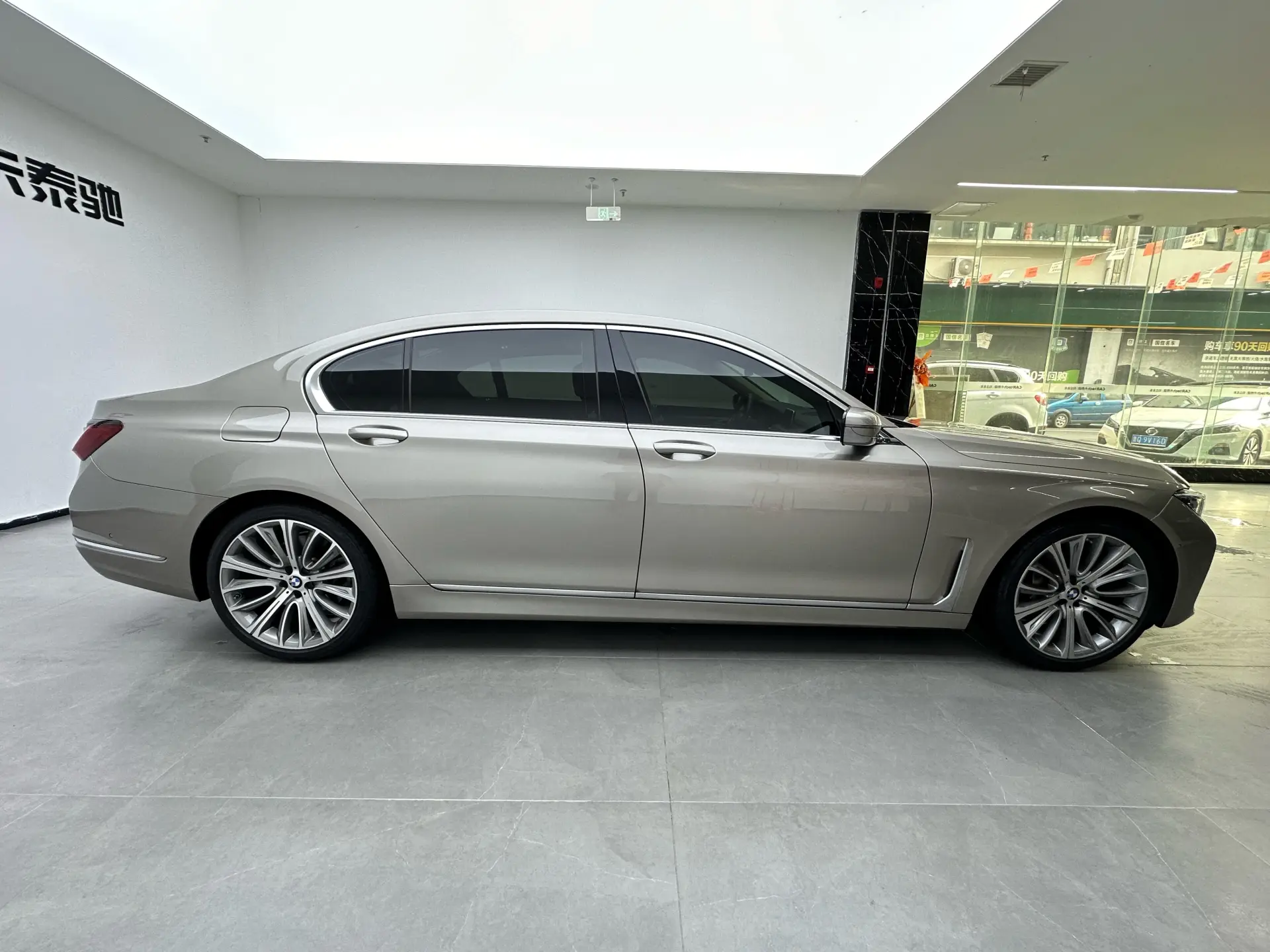 BMW 740Li, 2022 4