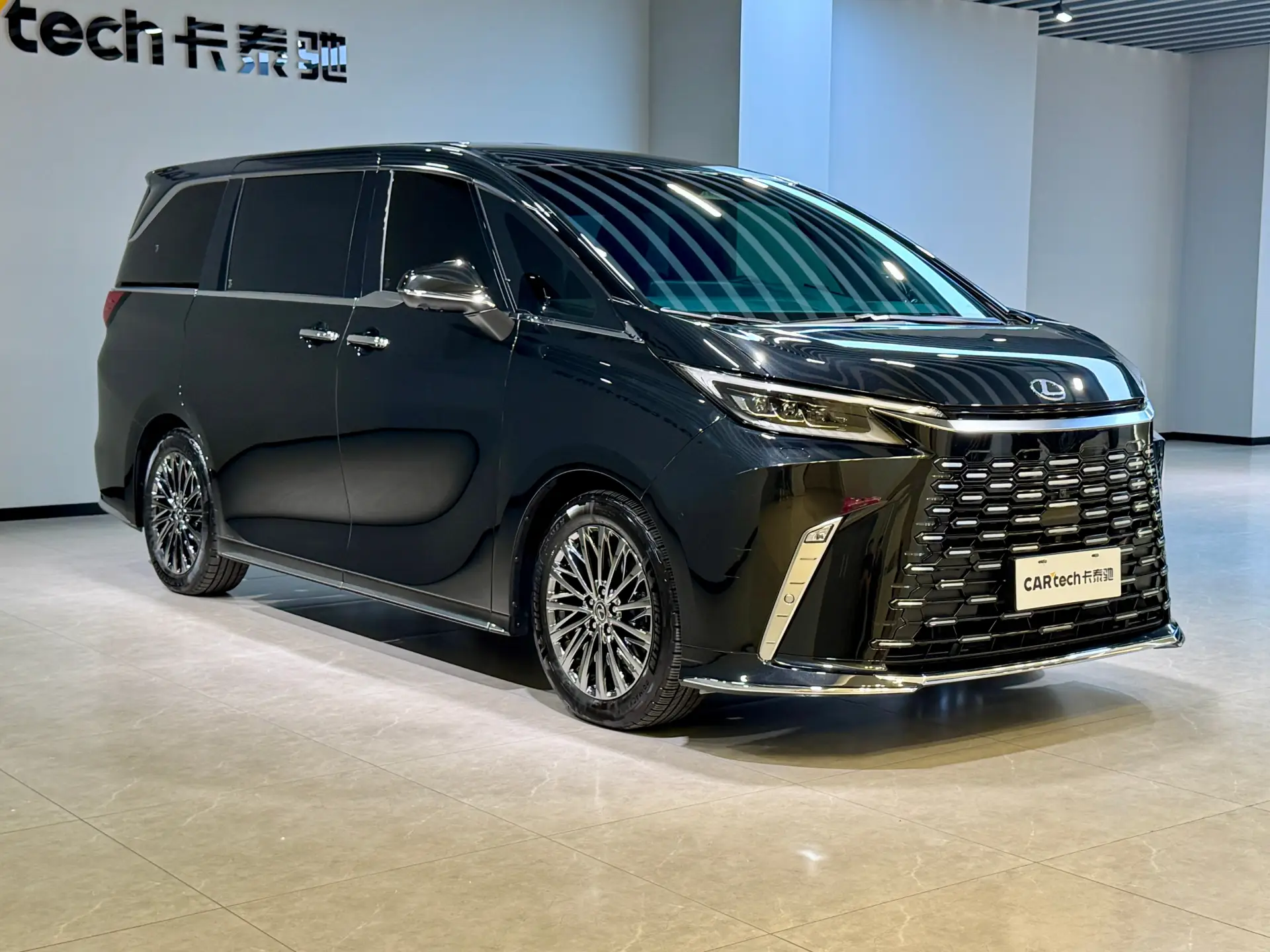Lexus LM 350h, 2024 3