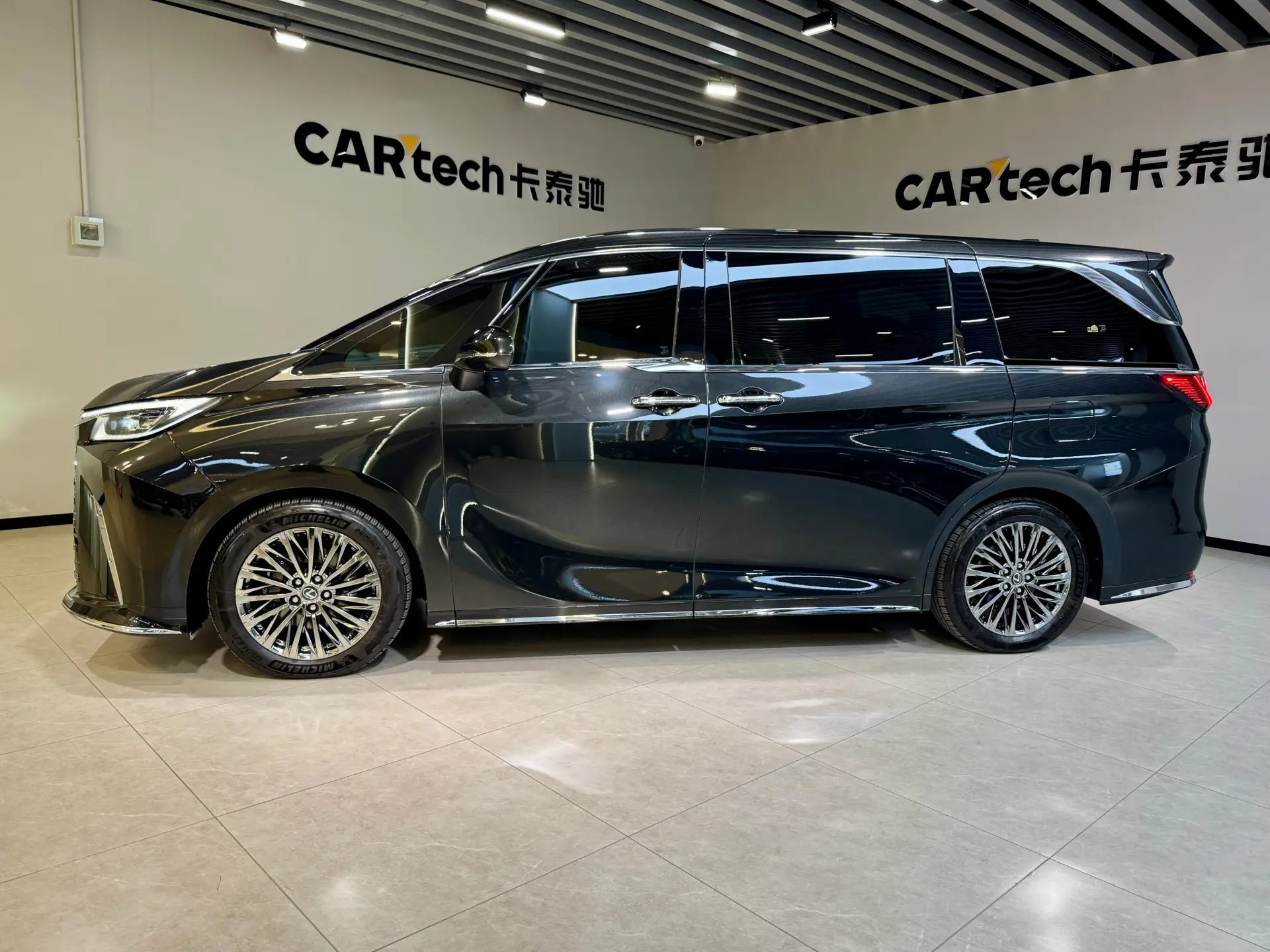 Lexus LM 350h, 2024 7