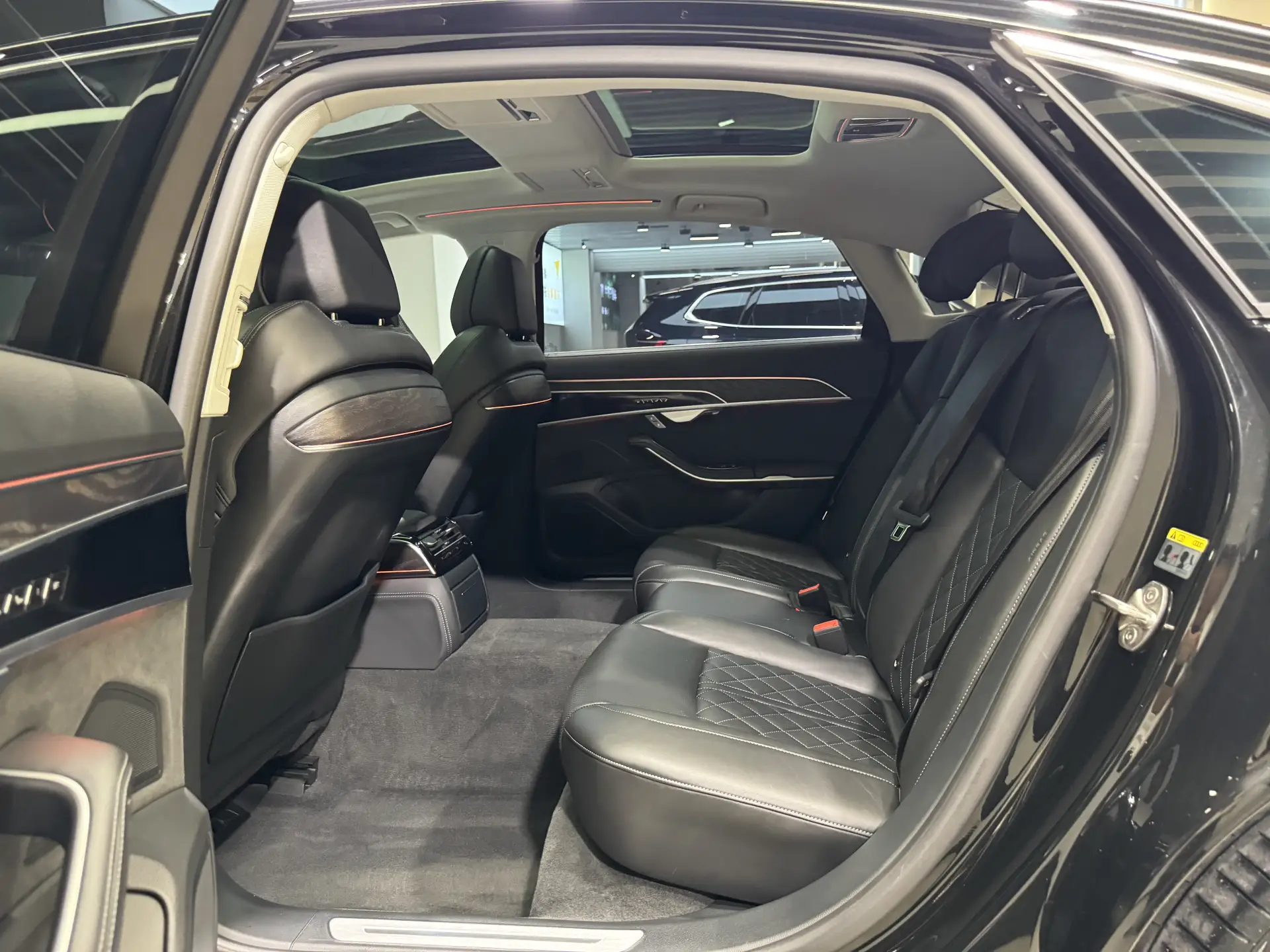 Audi A8L 50 TFSI, 2023 18