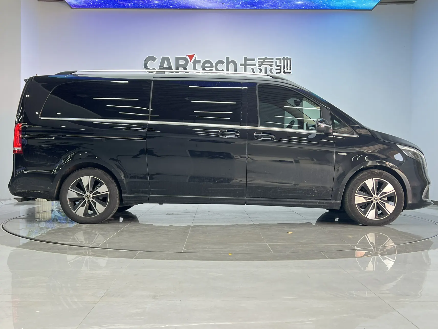 Mercedes-Benz V, 2023 17