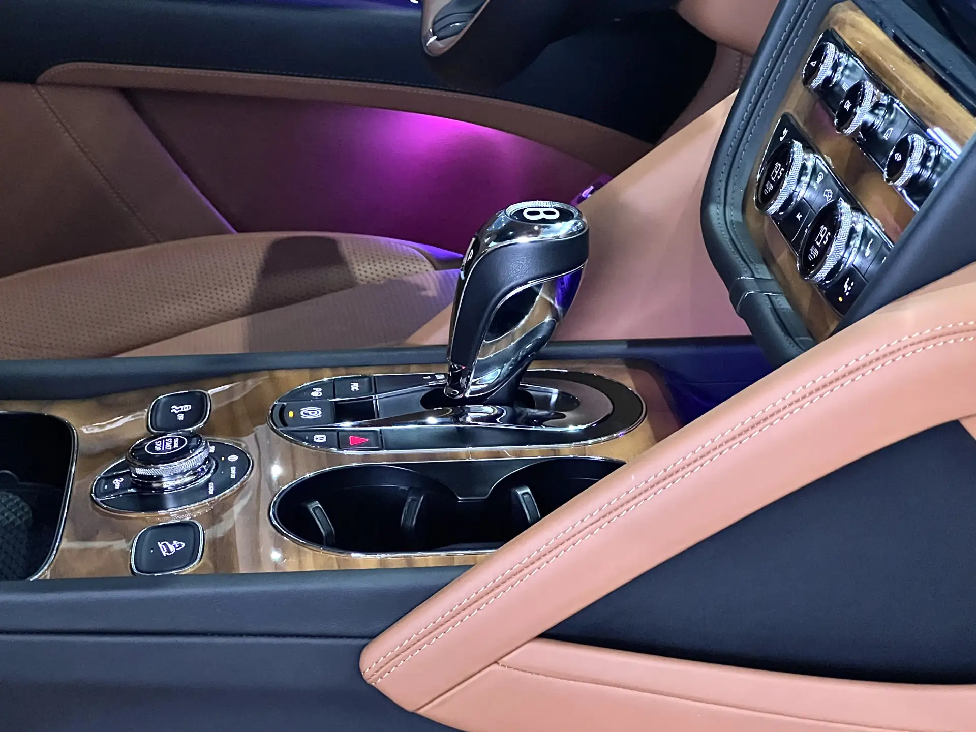 Bentley Bentayga, 2021 21