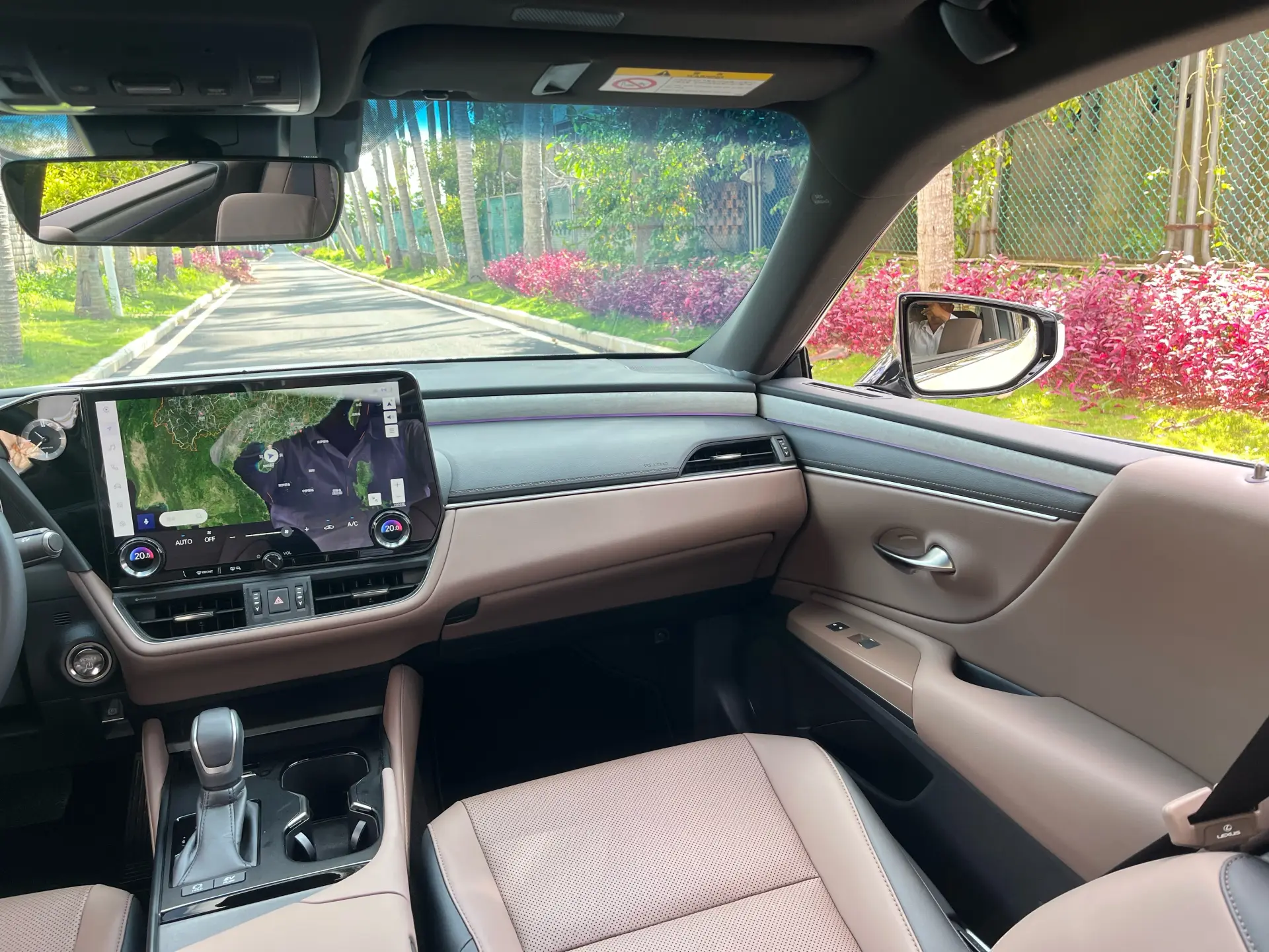 Lexus ES 300h, 2025 12