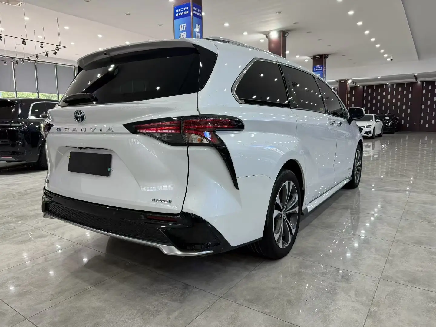Toyota Granvia, 2024 4