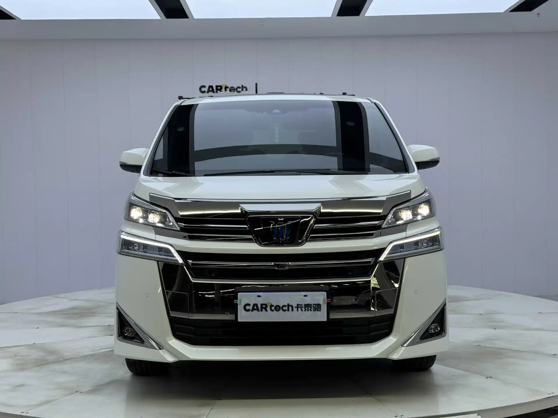 Toyota Vellfire, 2022 3