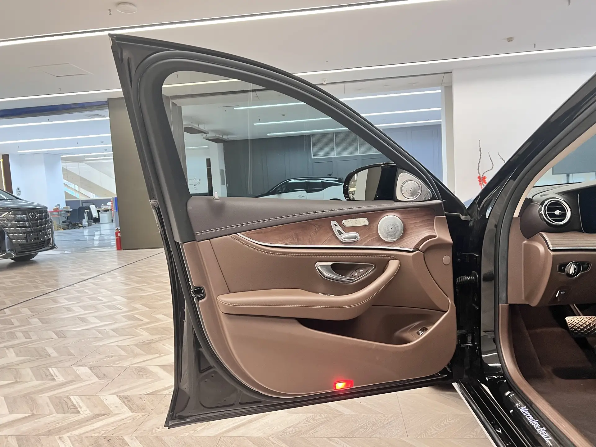 Mercedes-Benz E 260 L, 2021 16