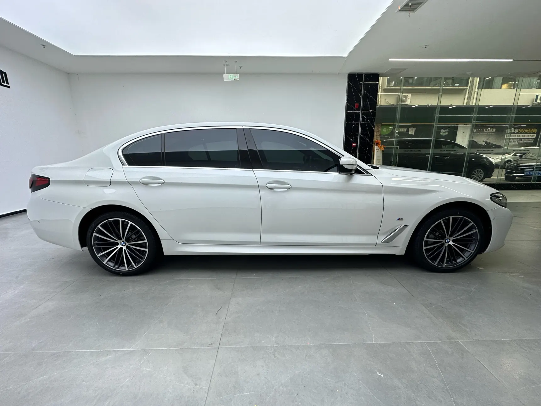 BMW 530Li, 2022 11