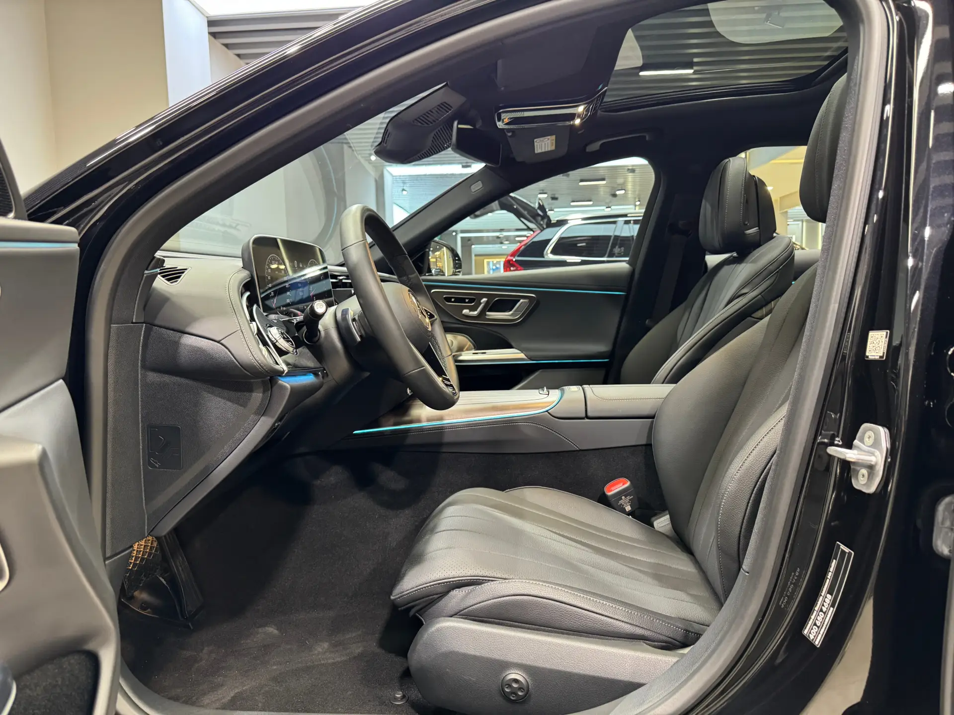 Mercedes-Benz E 300 L, 2024 13