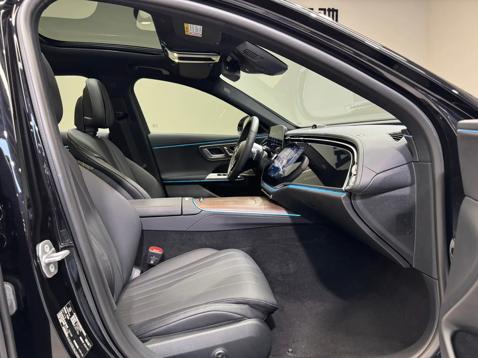 Mercedes-Benz E 300 L, 2024 14