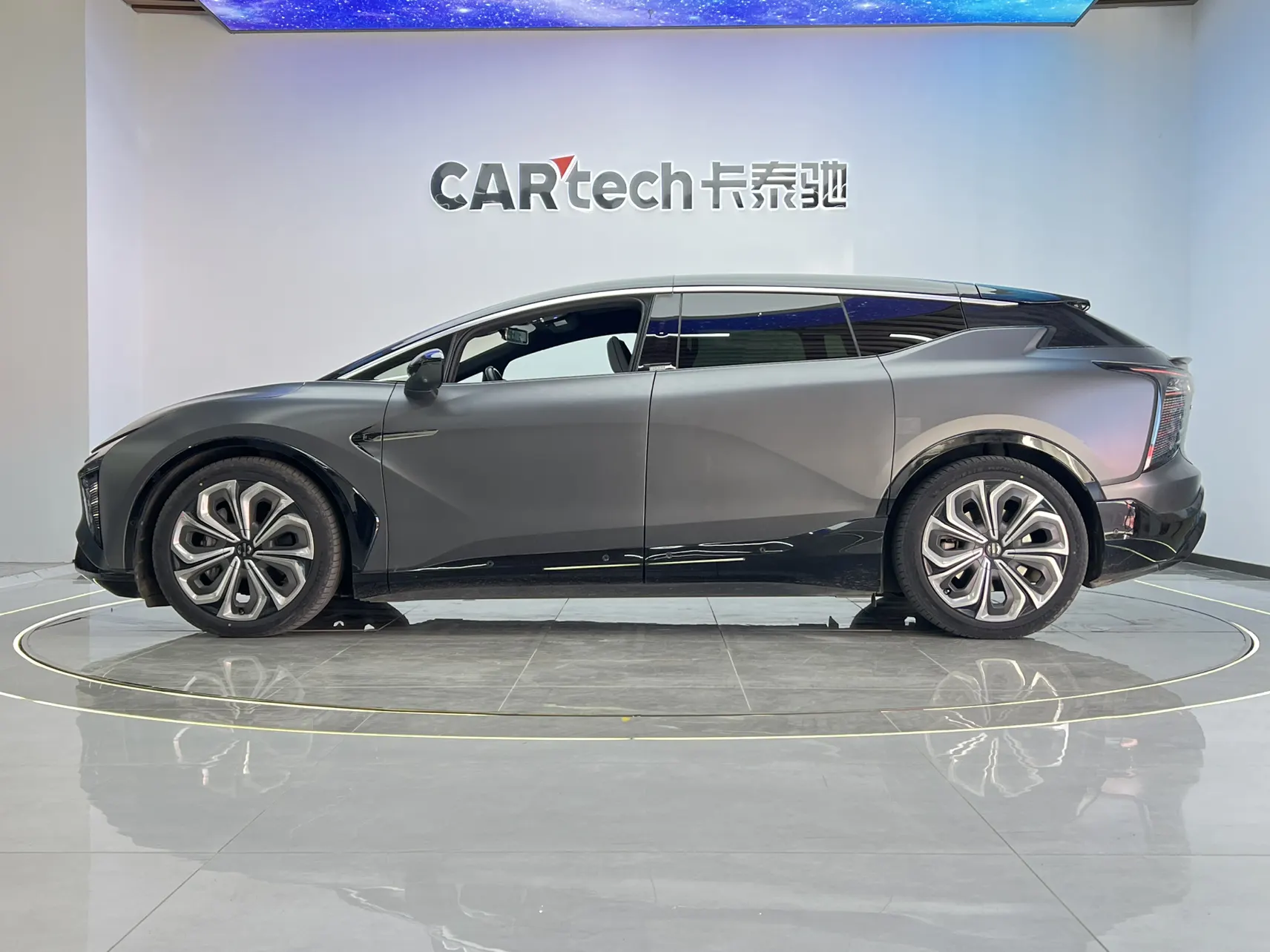HiPhi X, 2022 4
