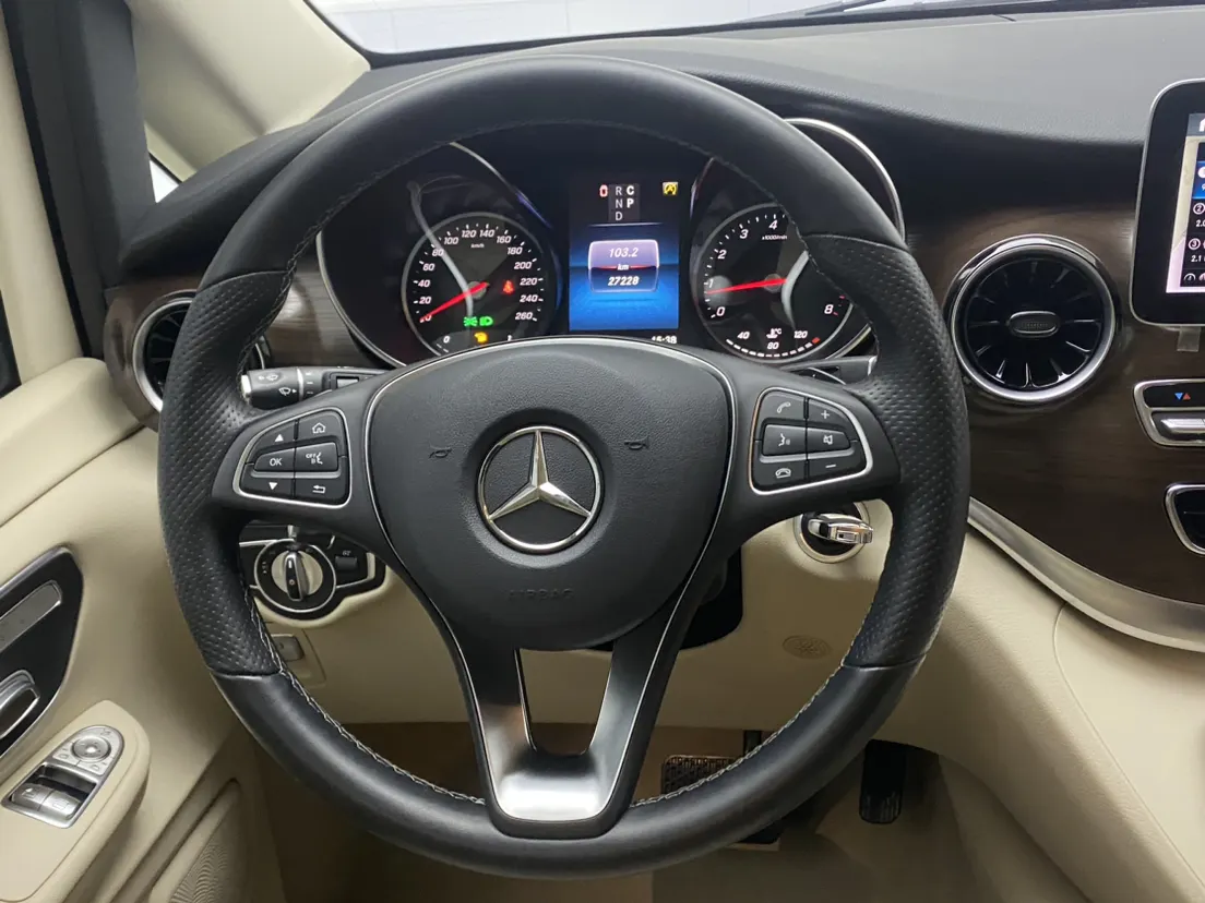 Mercedes-Benz V, 2024 7