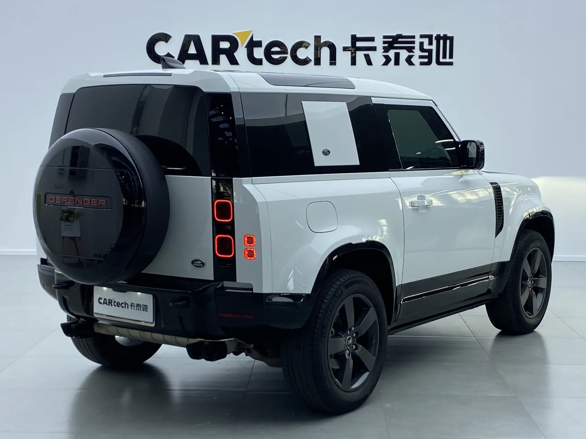 Land Rover Defender, 2022 3