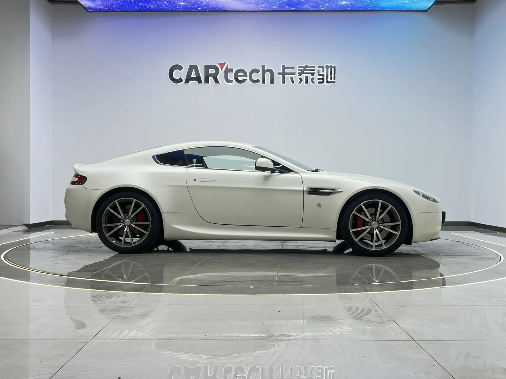 Aston Martin Vantage, 2012 3