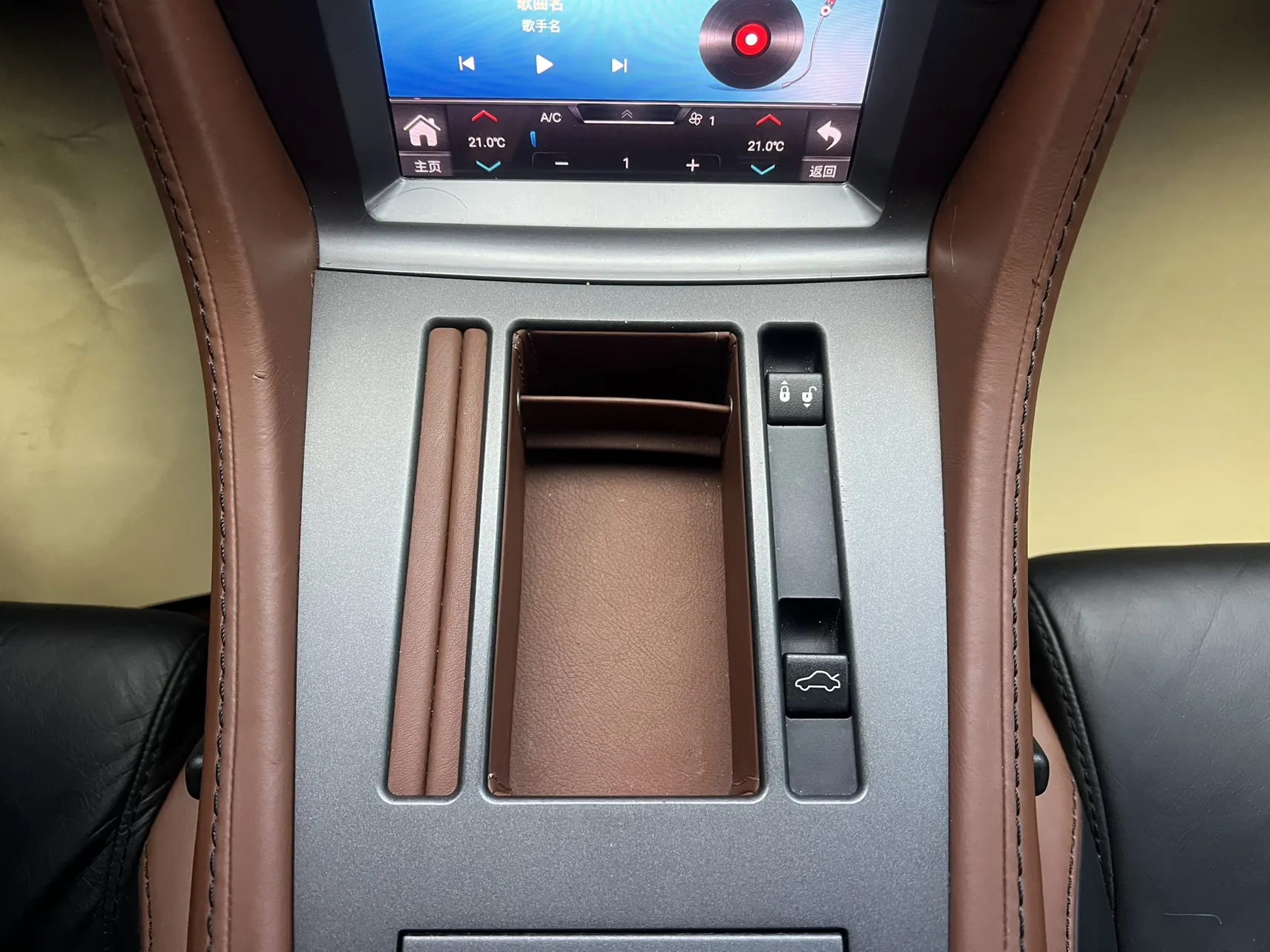 Aston Martin Vantage, 2012 23