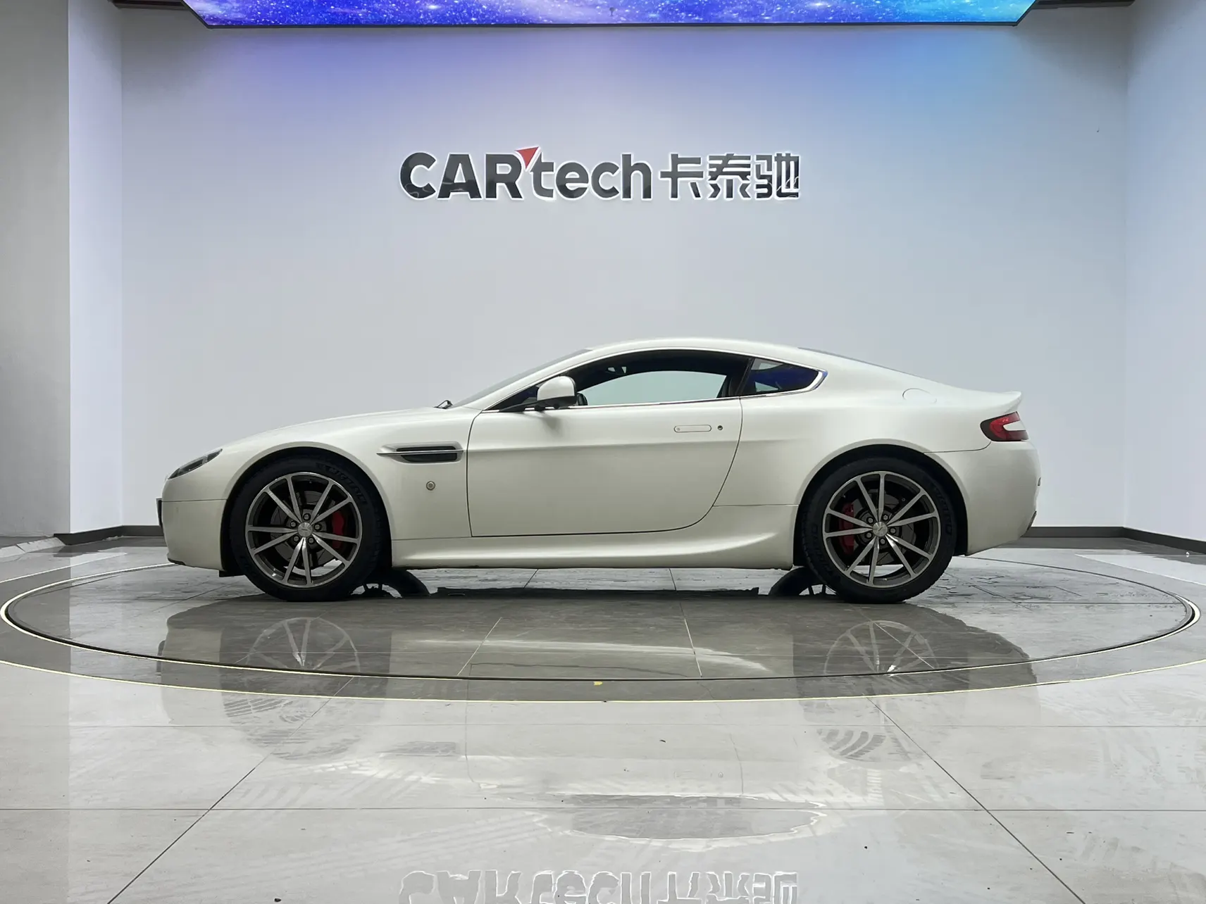 Aston Martin Vantage, 2012 7