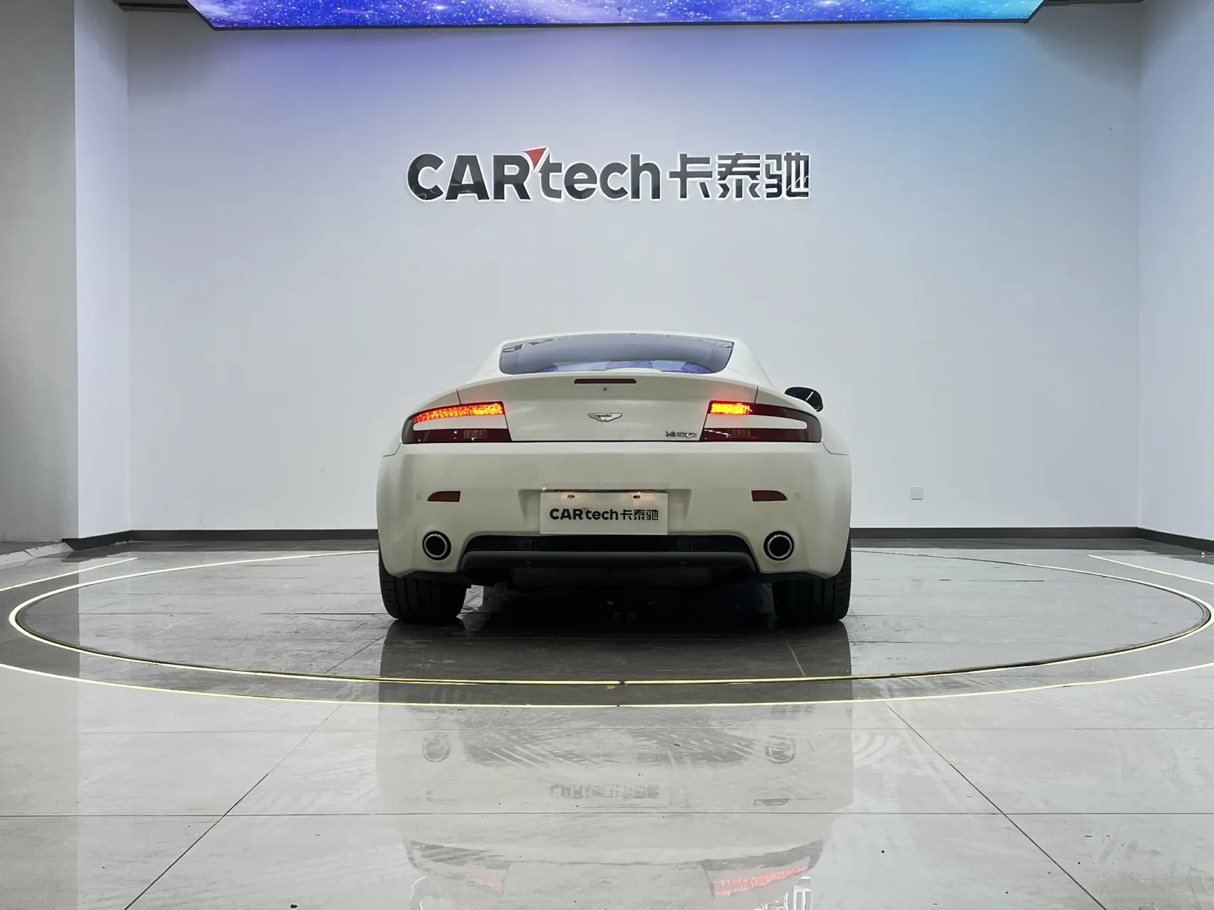Aston Martin Vantage, 2012 все фото