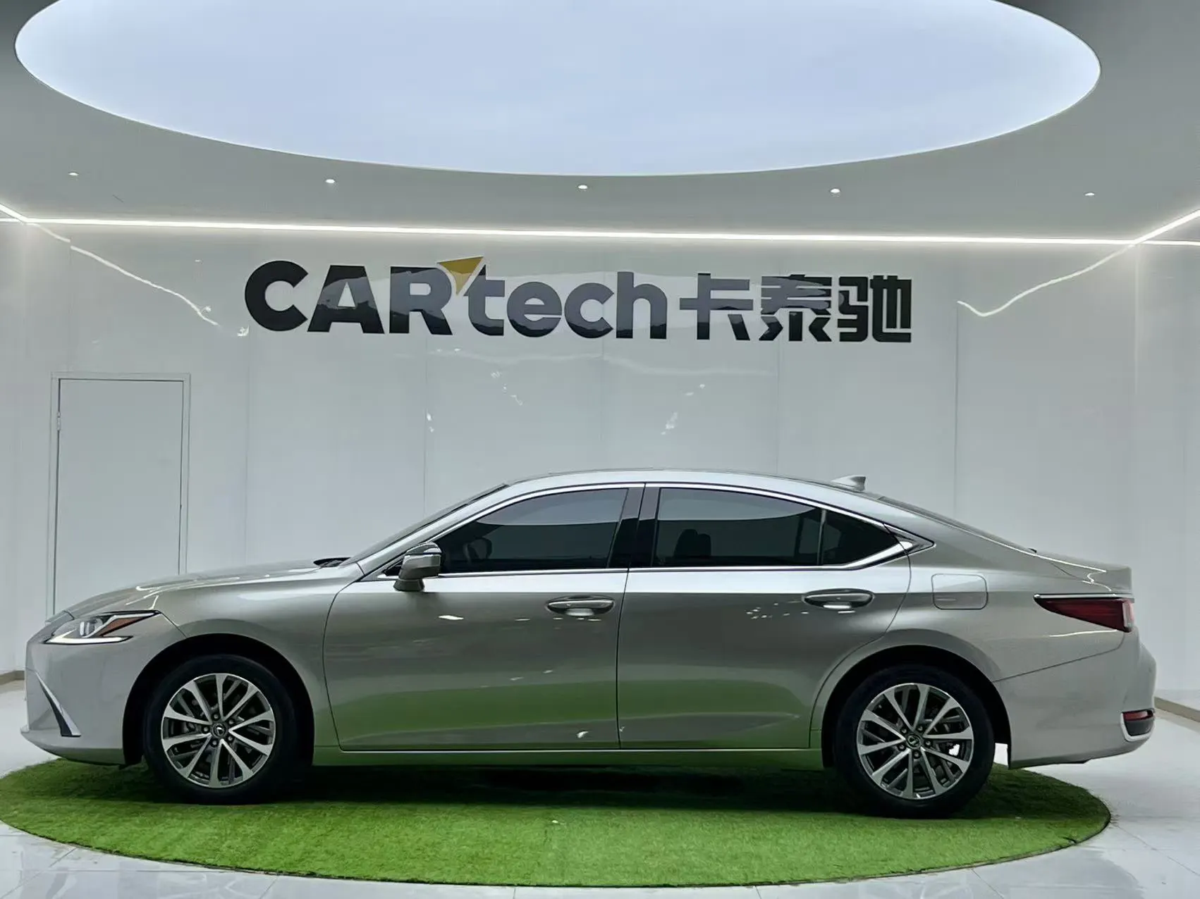 Lexus ES 200, 2024 3