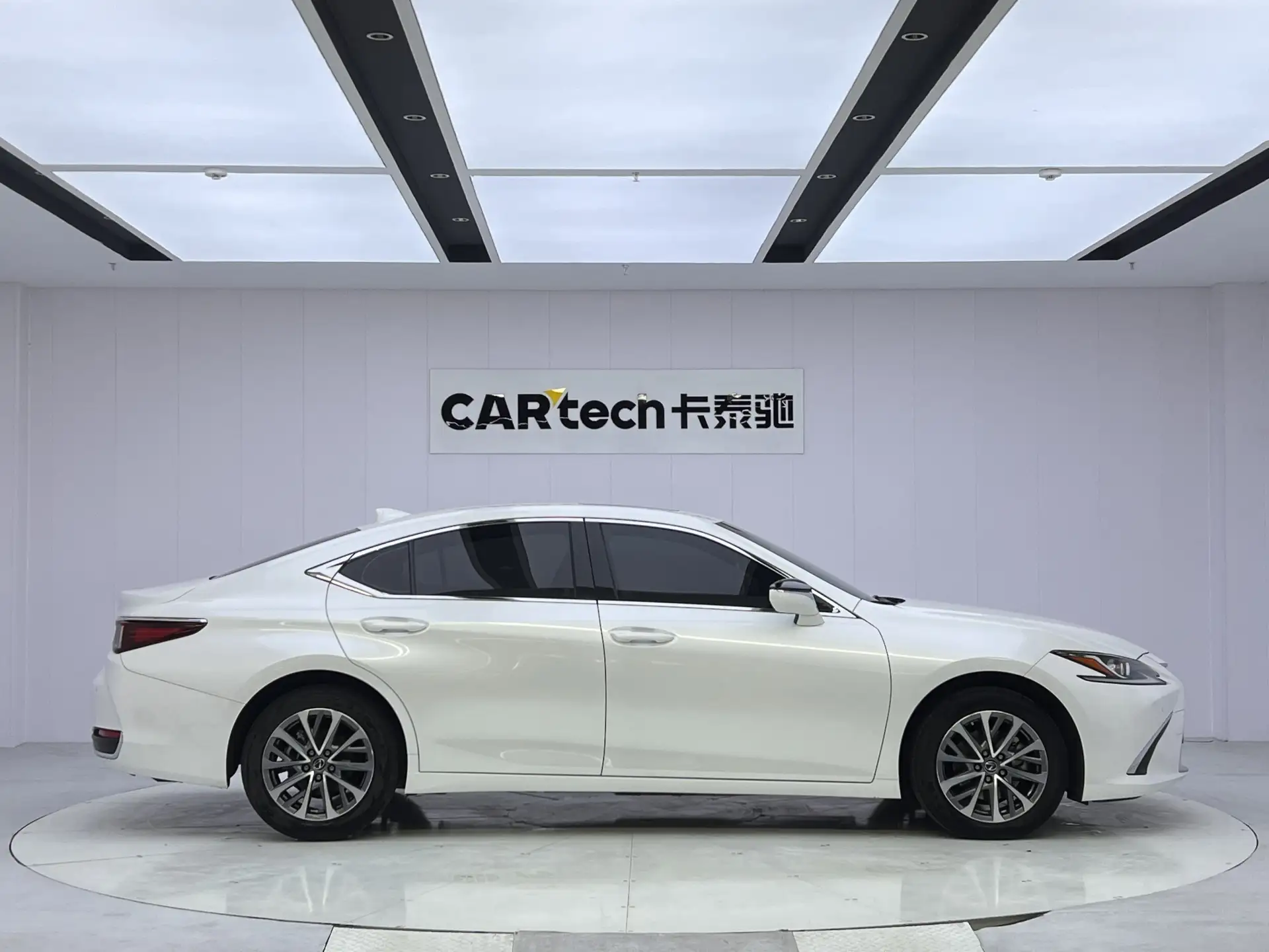 Lexus ES 200, 2024 4