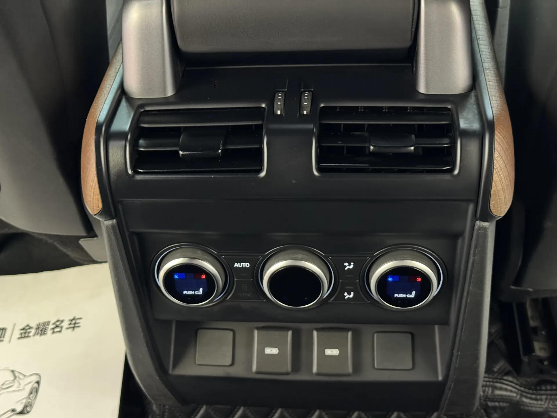 Land Rover Defender, 2023 15