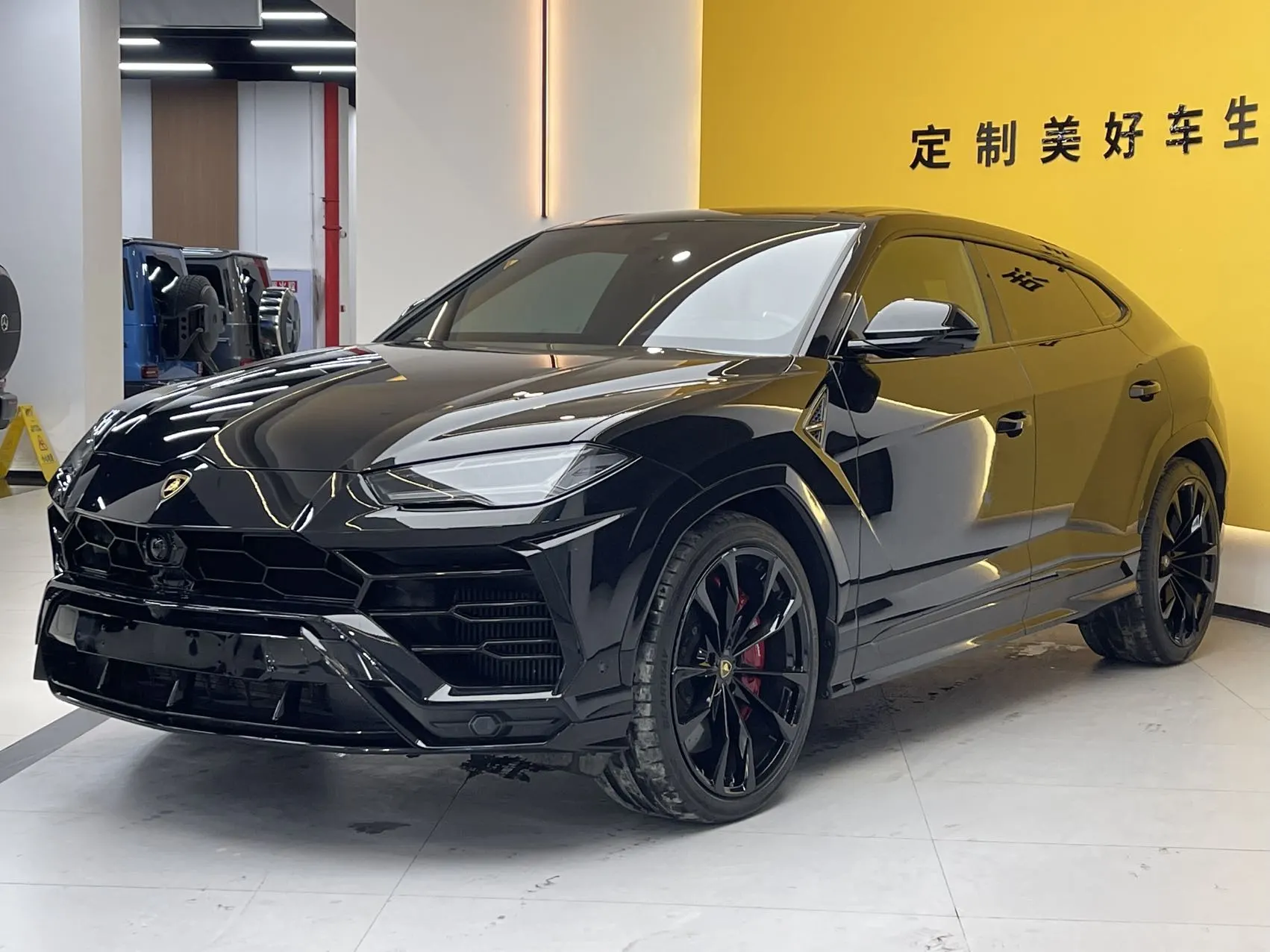 Lamborghini Urus, 2023 4