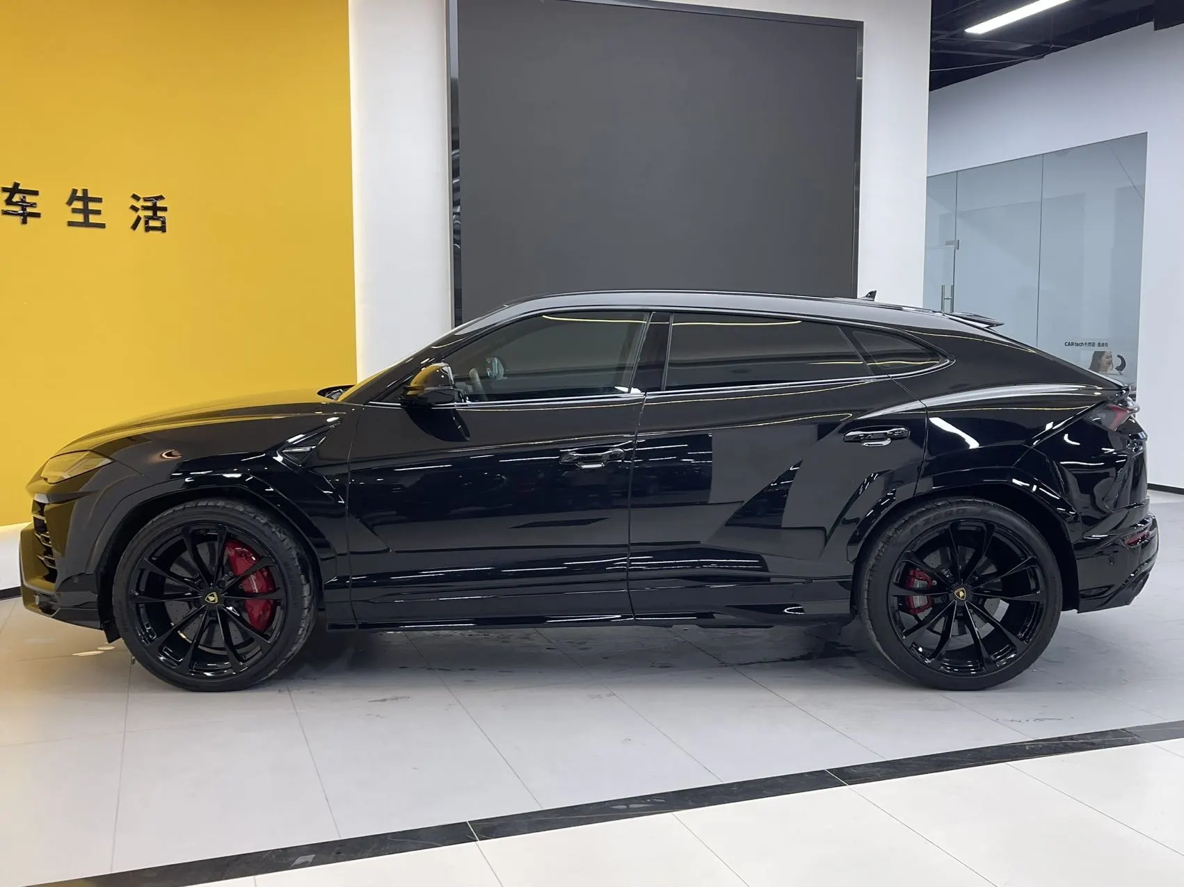 Lamborghini Urus, 2023 9
