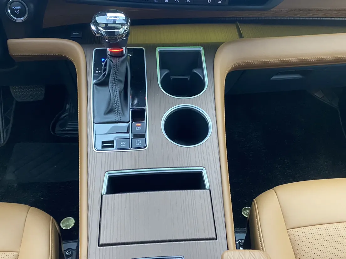 Toyota Granvia, 2025 9
