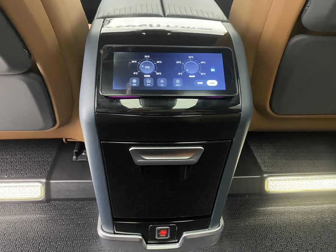 Toyota Granvia, 2025 12