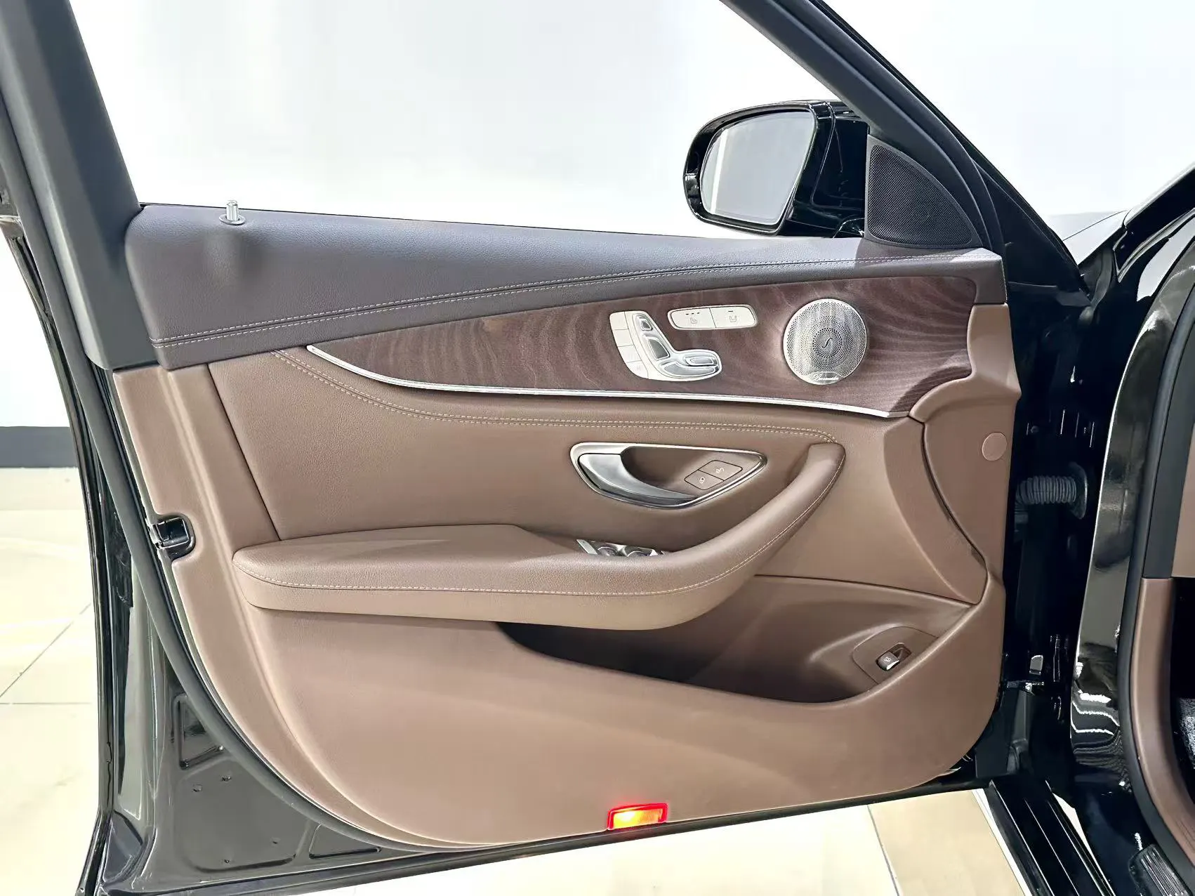Mercedes-Benz E 300 L, 2023 4