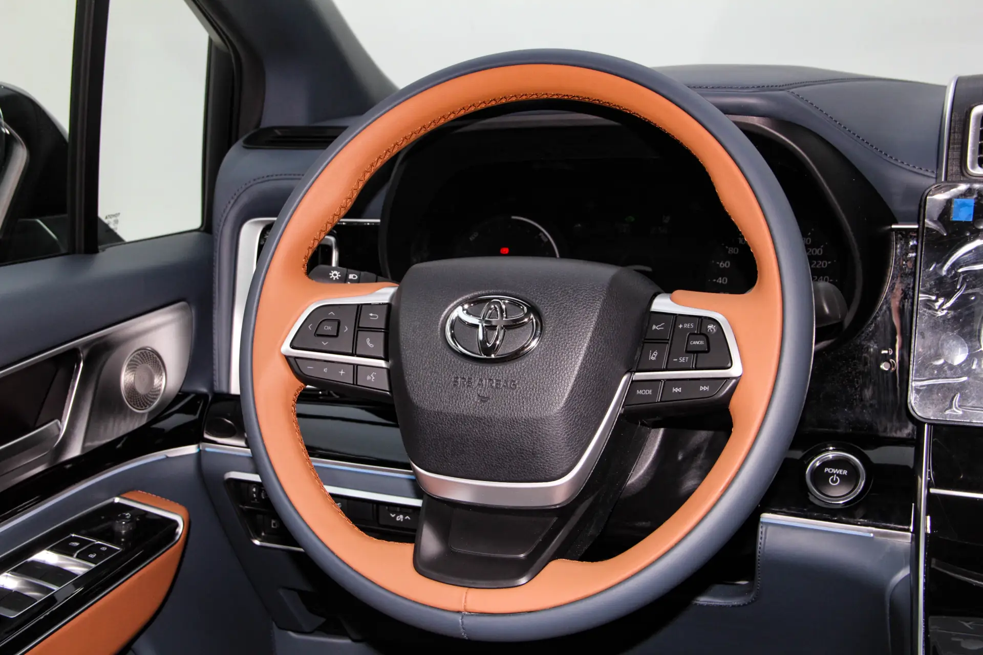 Toyota Granvia, 2025 14