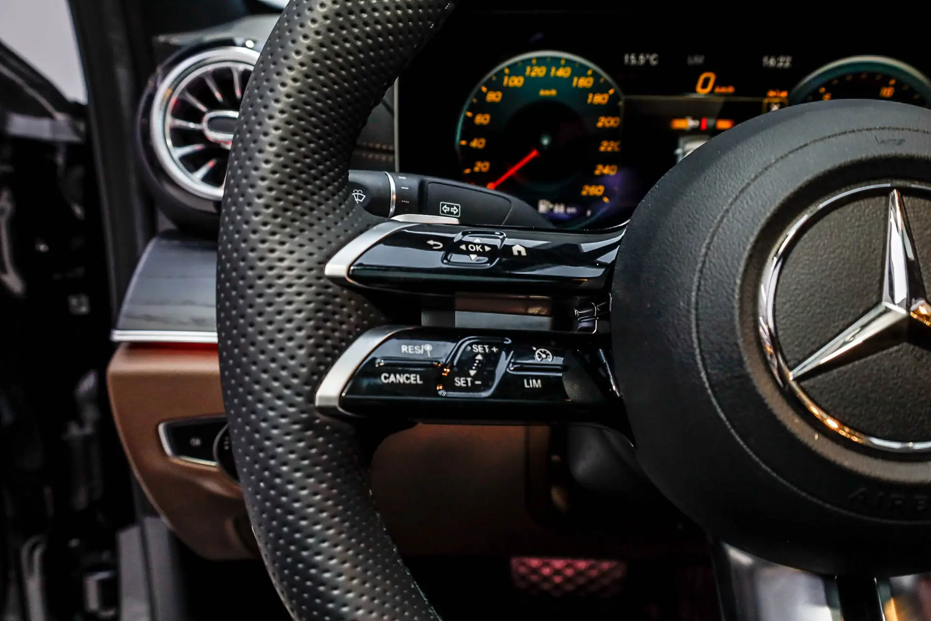 Mercedes-Benz E 260 L, 2023 13