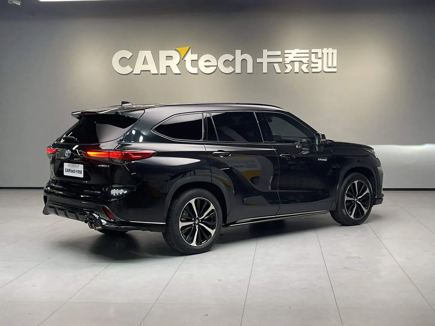 Toyota Crown, 2021 все фото
