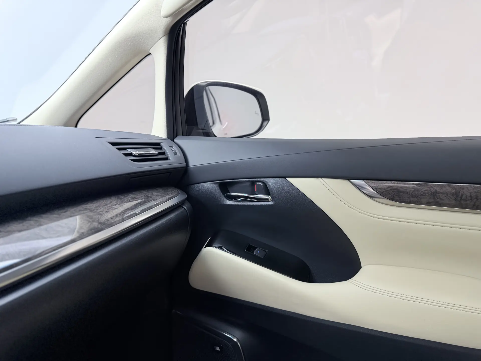 Toyota Alphard, 2022 37