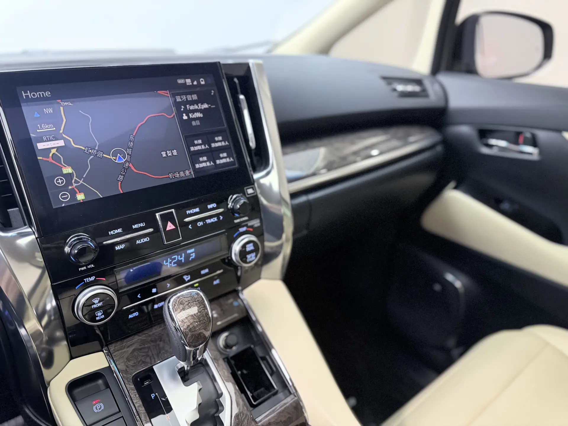 Toyota Alphard, 2022 36