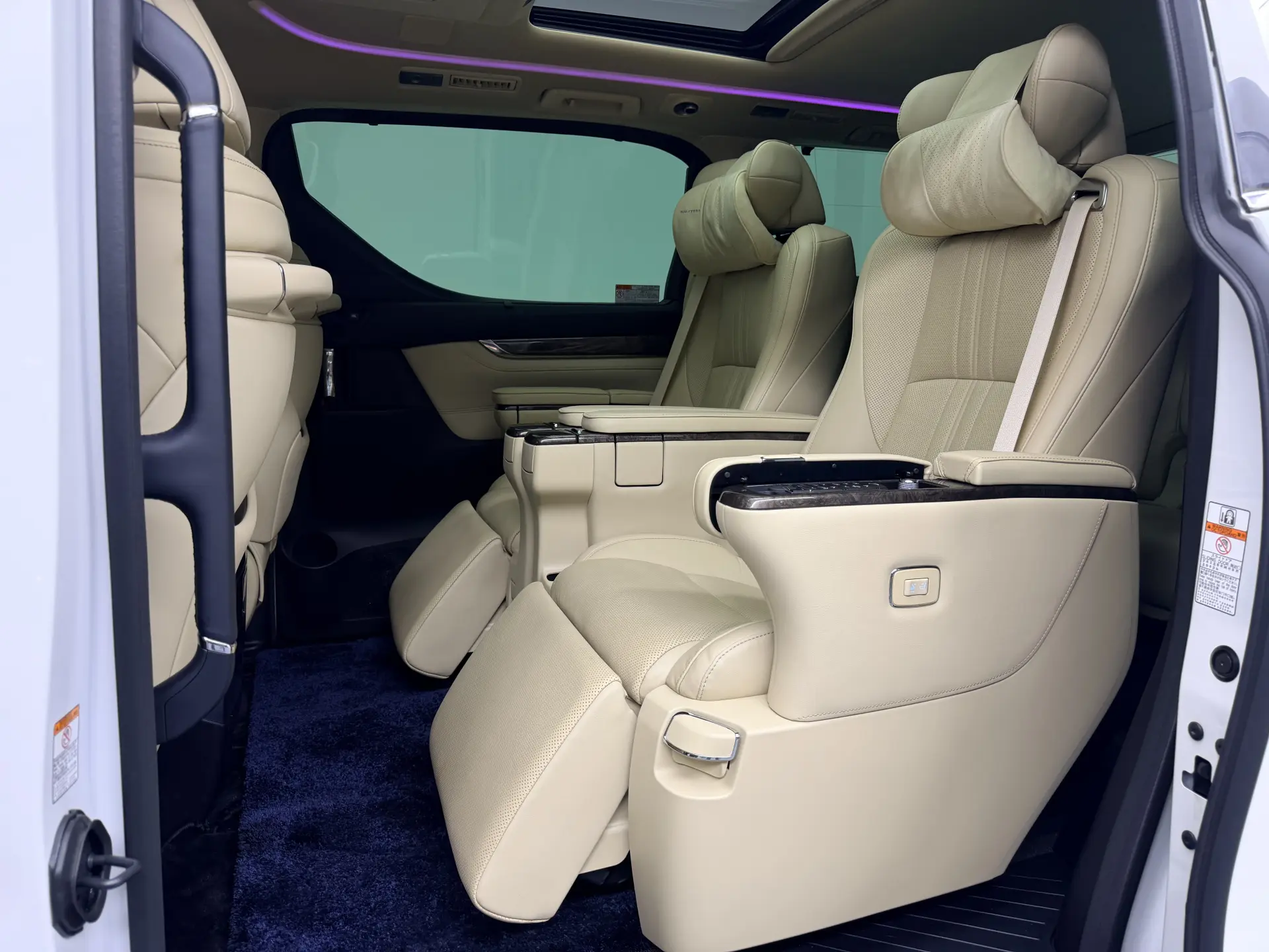 Toyota Alphard, 2022 17