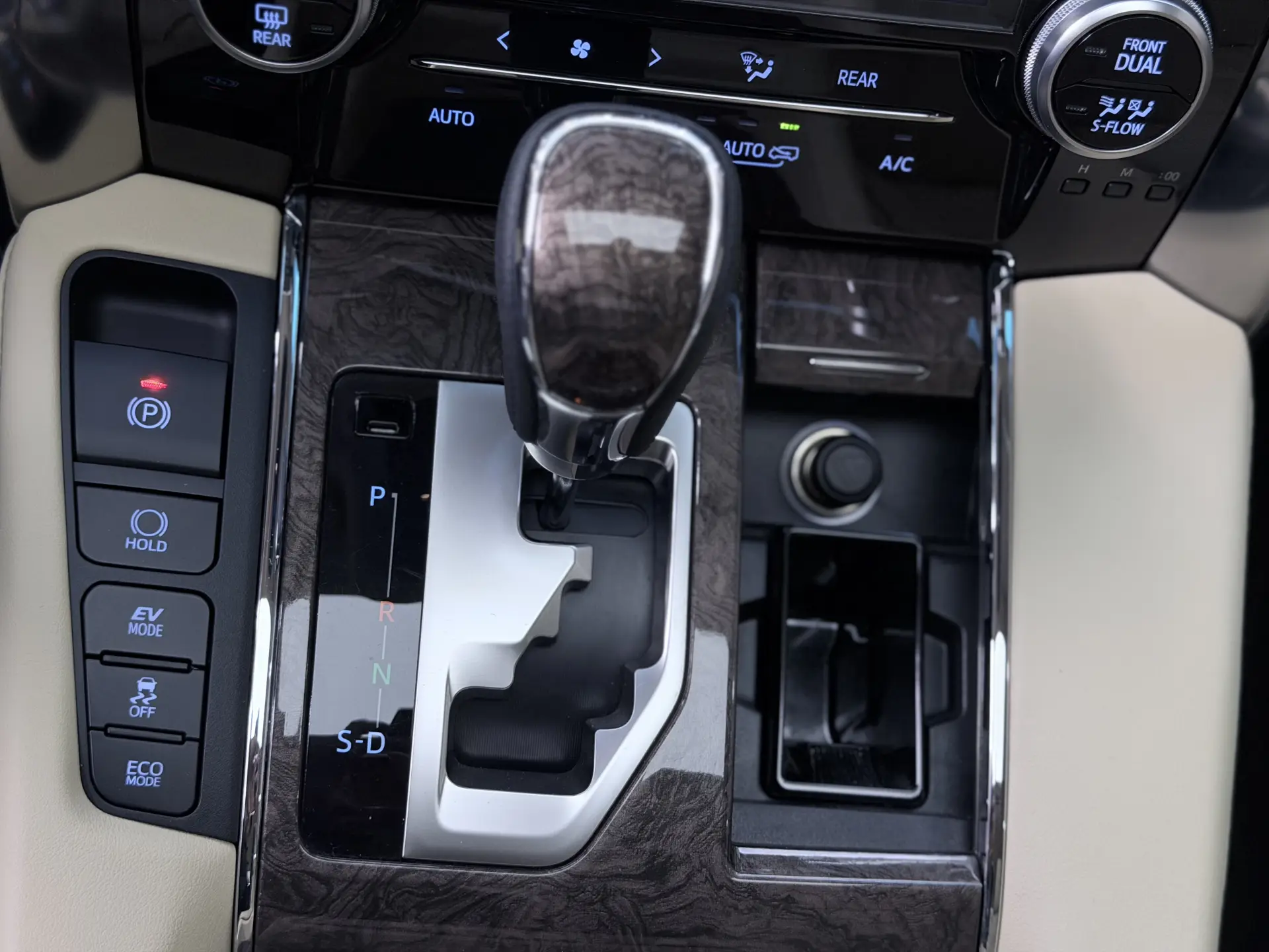 Toyota Alphard, 2022 34