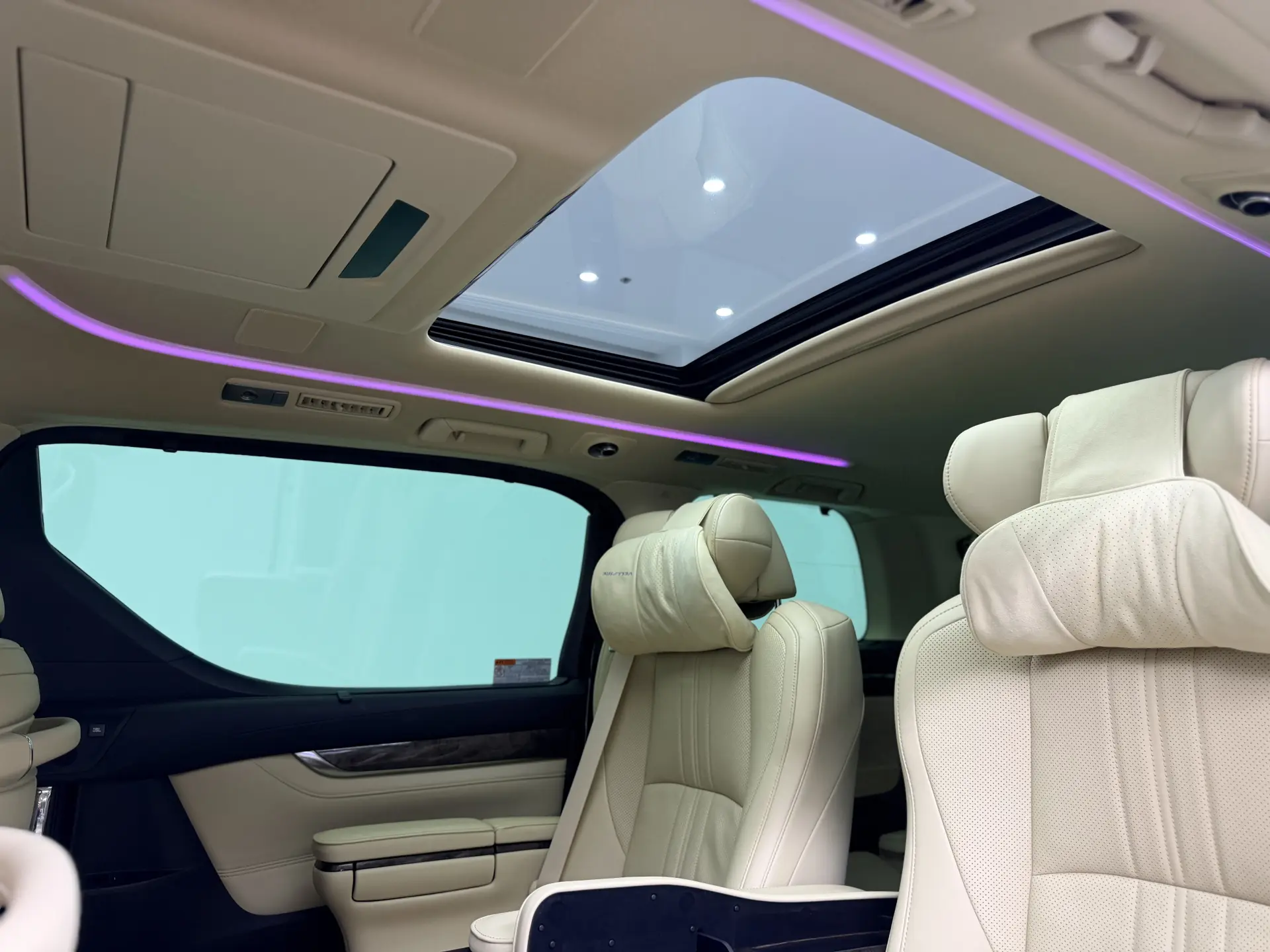 Toyota Alphard, 2022 22