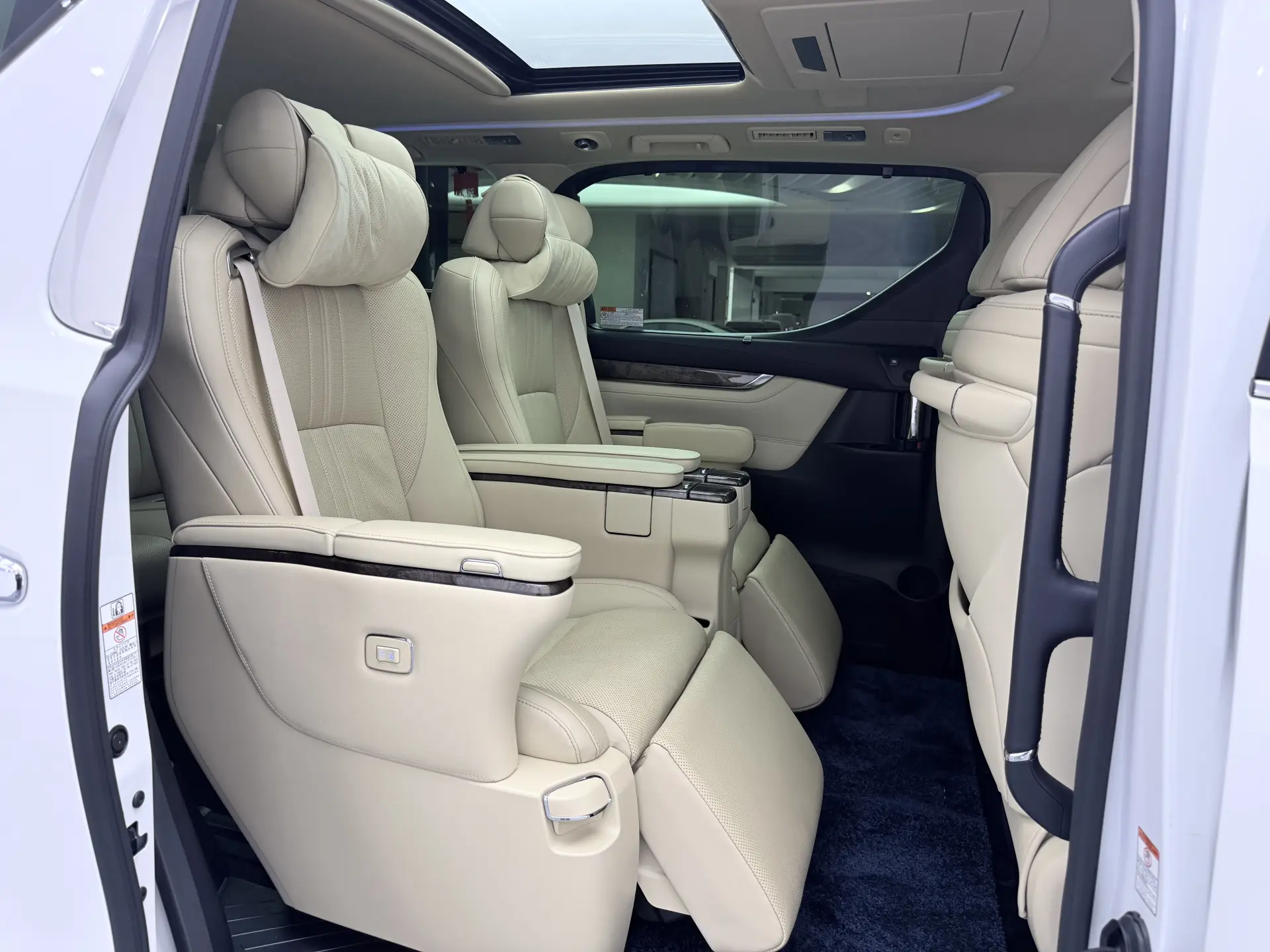 Toyota Alphard, 2022 31