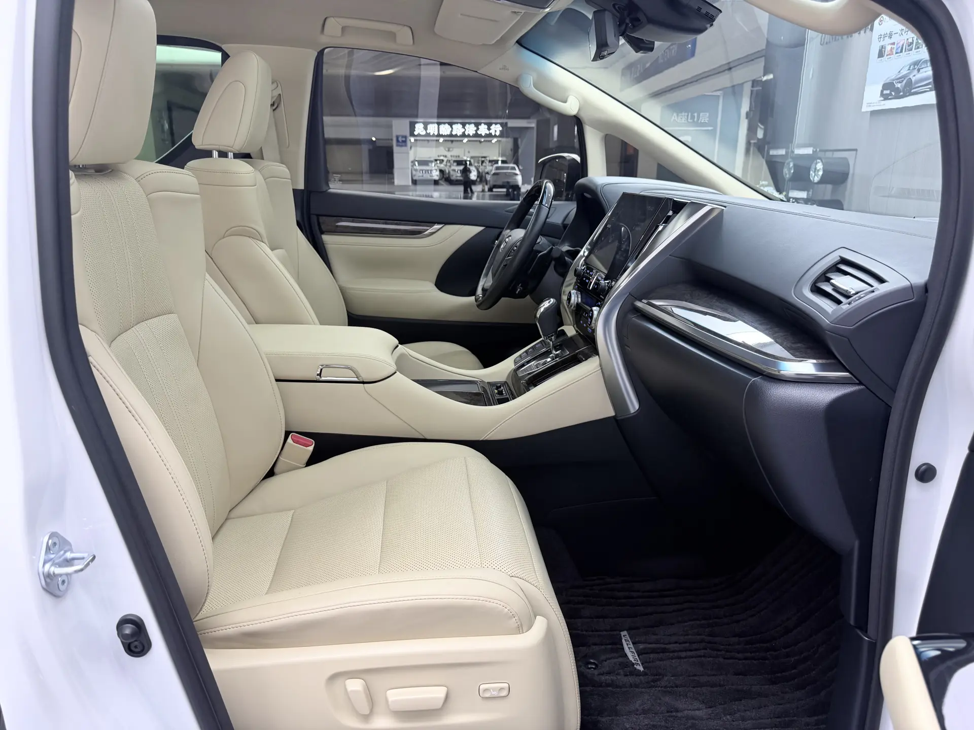 Toyota Alphard, 2022 32