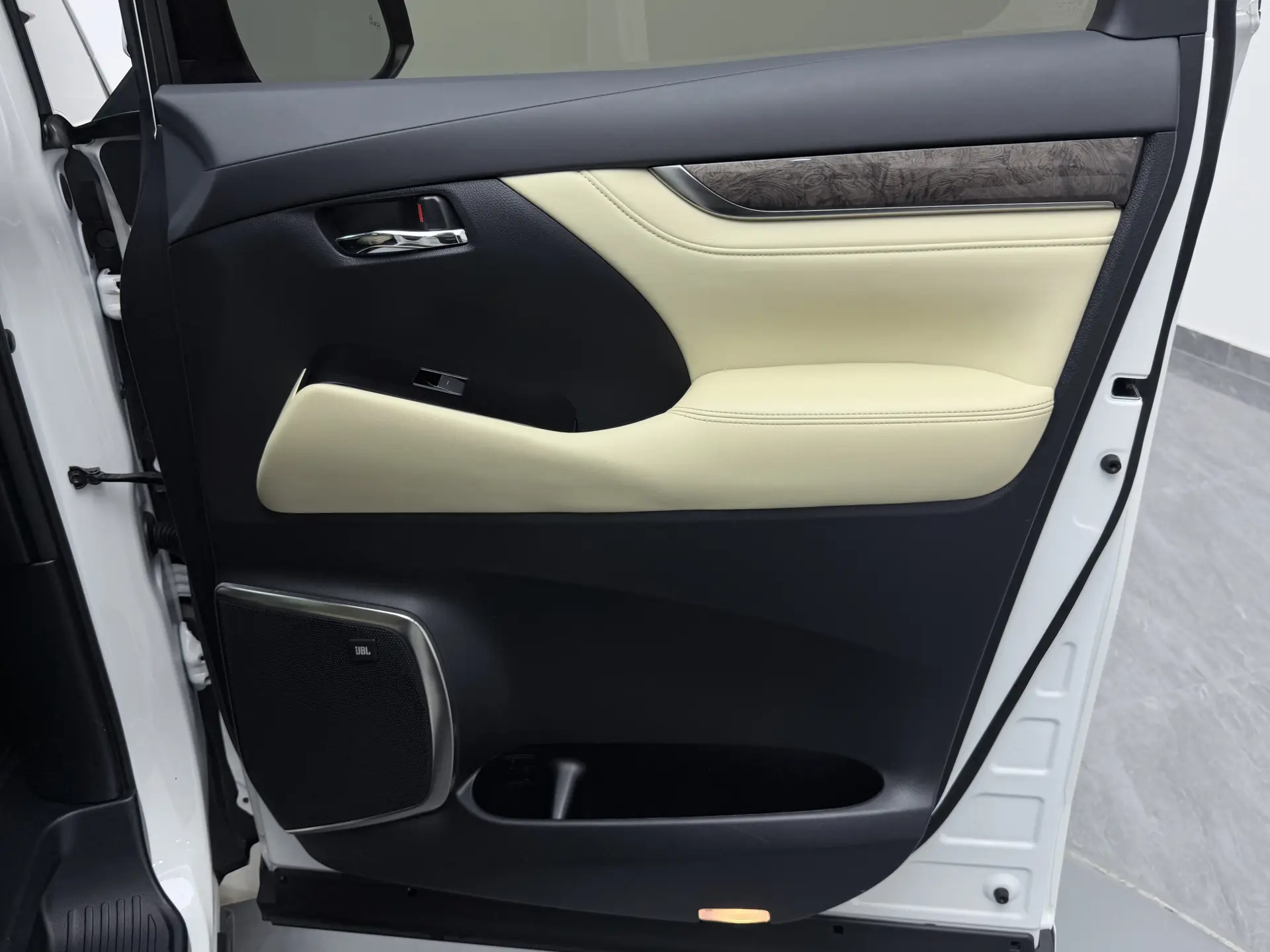 Toyota Alphard, 2022 33