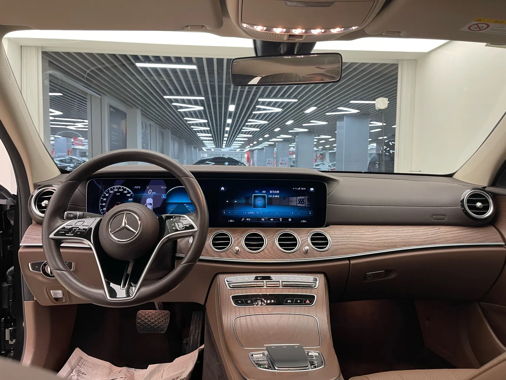 Mercedes-Benz E 300 L, 2022 13