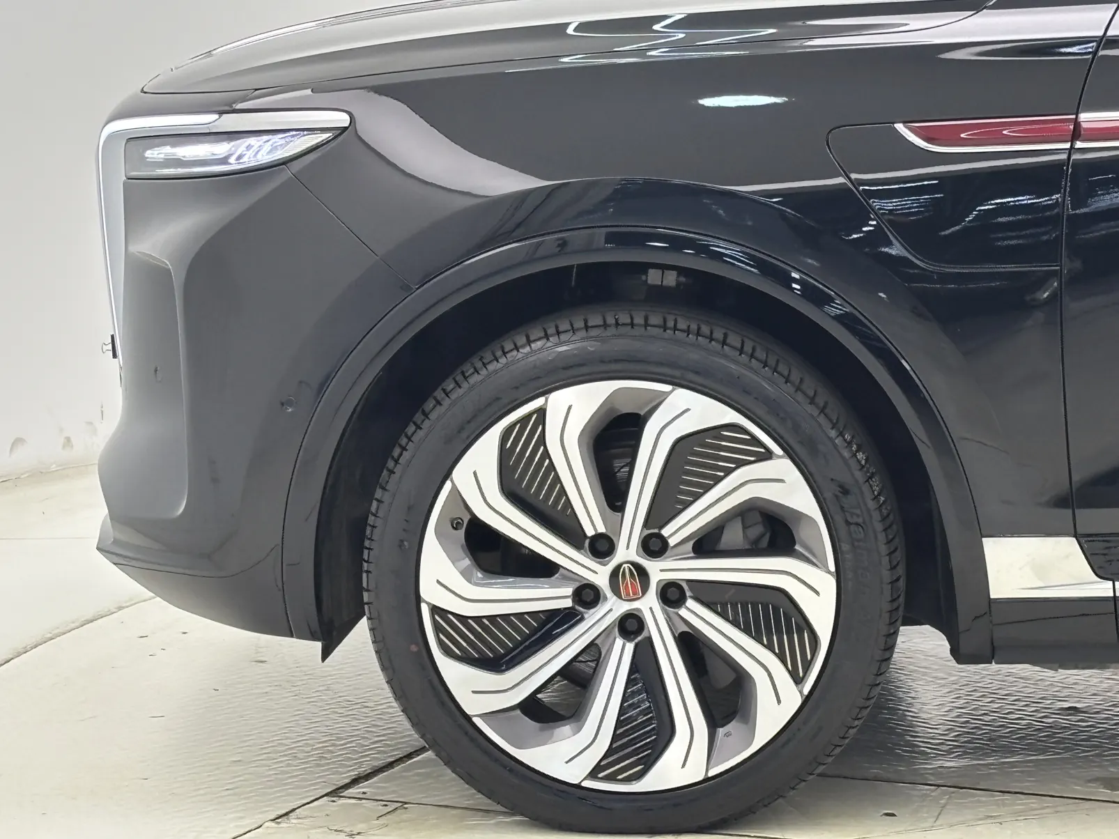 Hongqi E-HS9, 2023 8