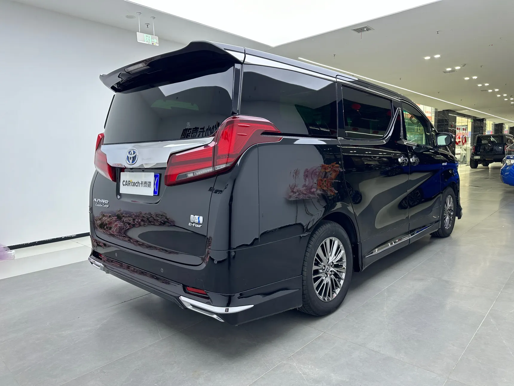 Toyota Alphard, 2022 все фото