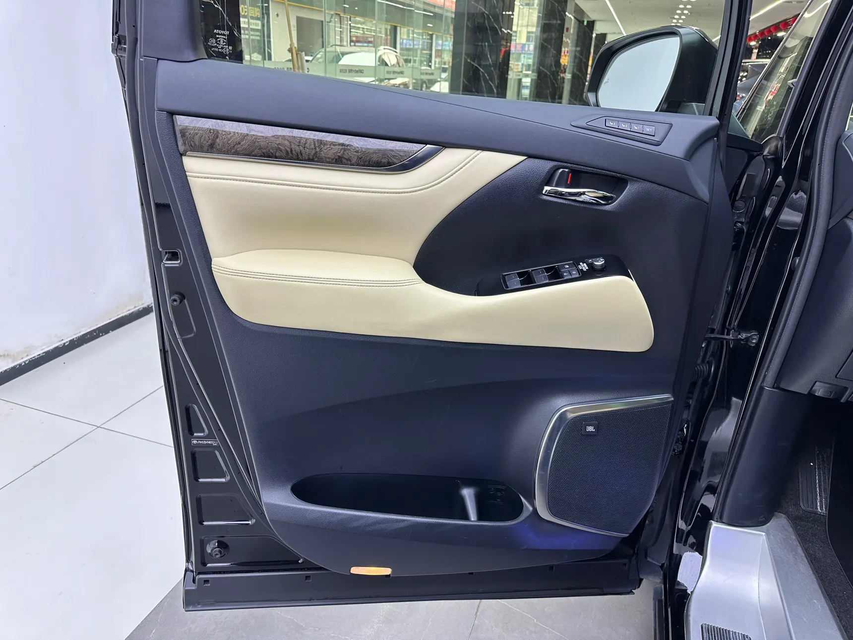 Toyota Alphard, 2022 16