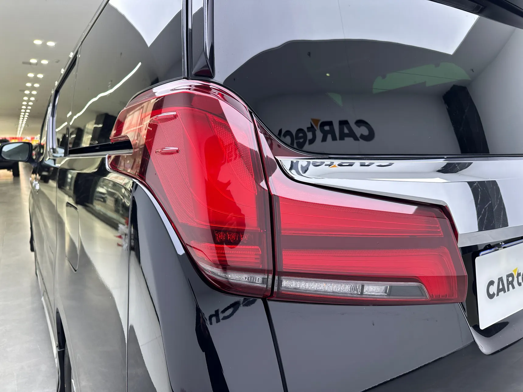 Toyota Alphard, 2022 10