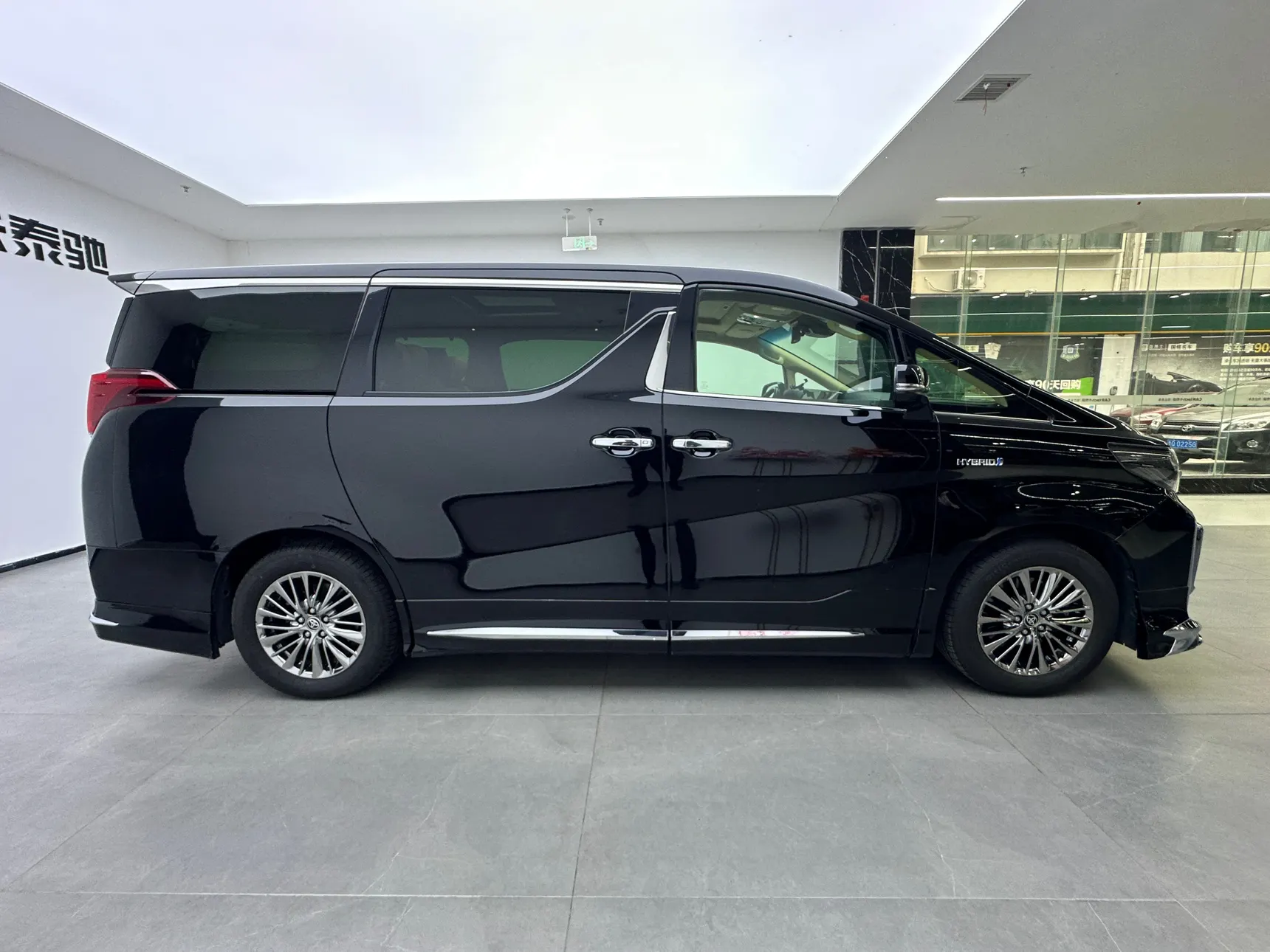 Toyota Alphard, 2022 4