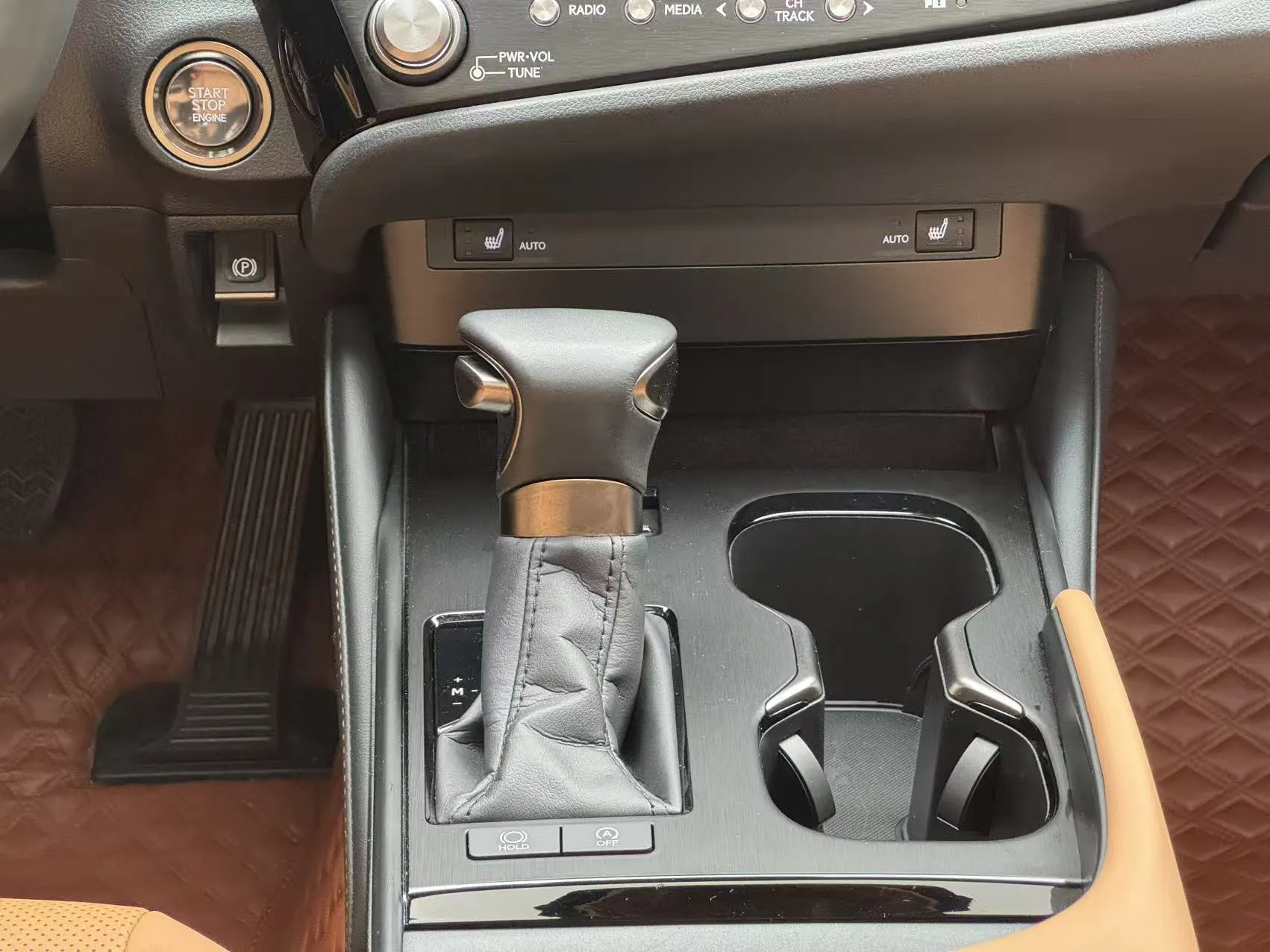 Lexus ES 200, 2024 23