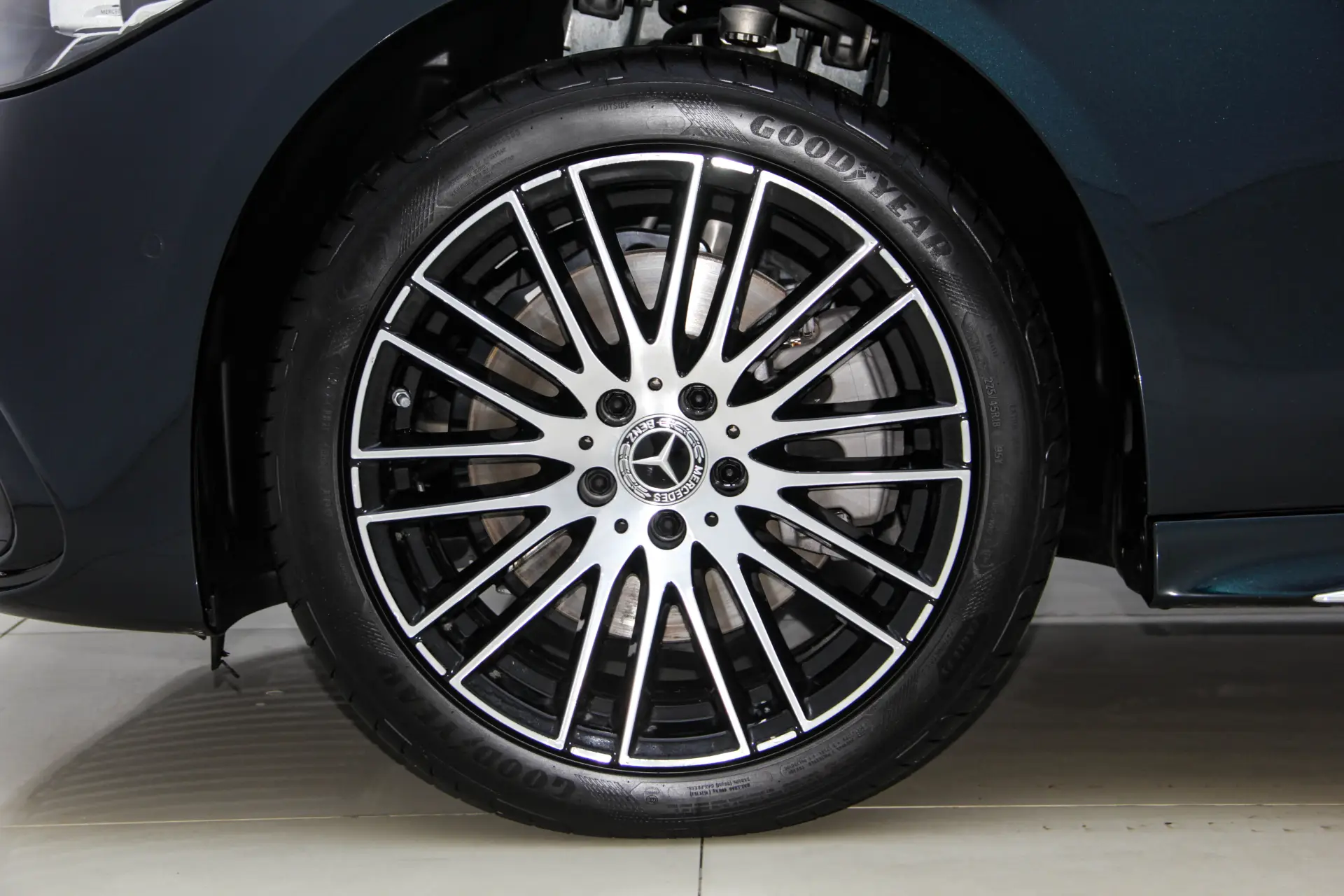 Mercedes-Benz C 260 L, 2025 11
