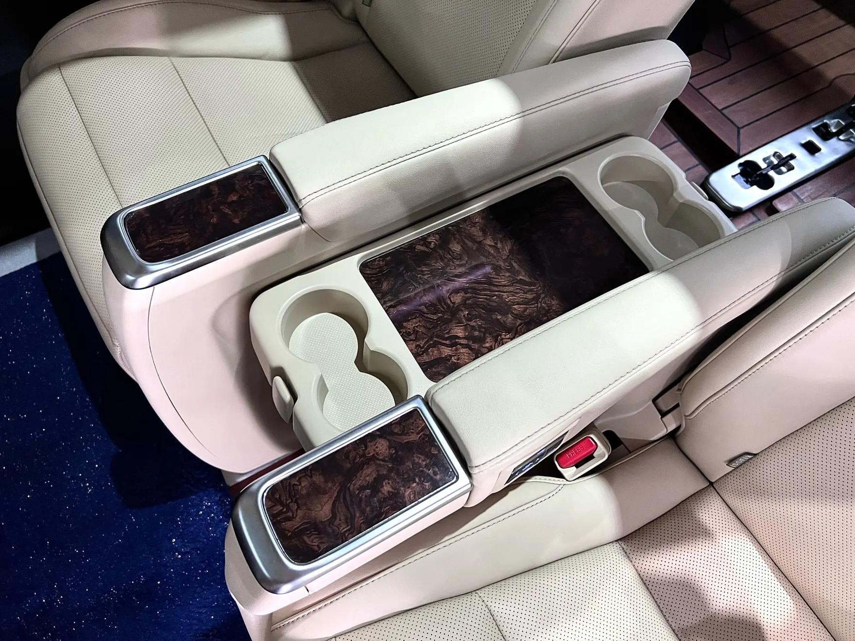Toyota Alphard, 2023 33