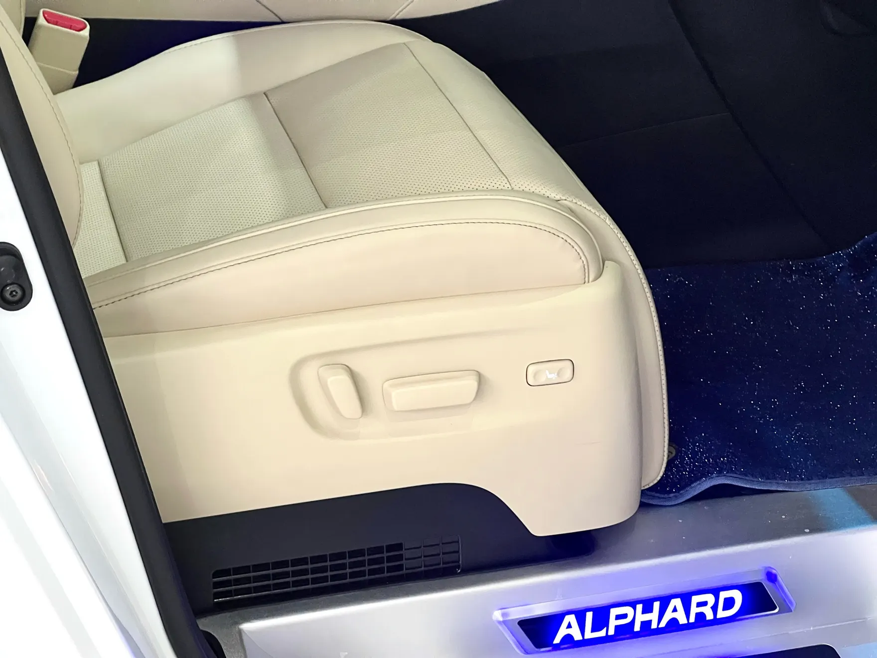 Toyota Alphard, 2023 30